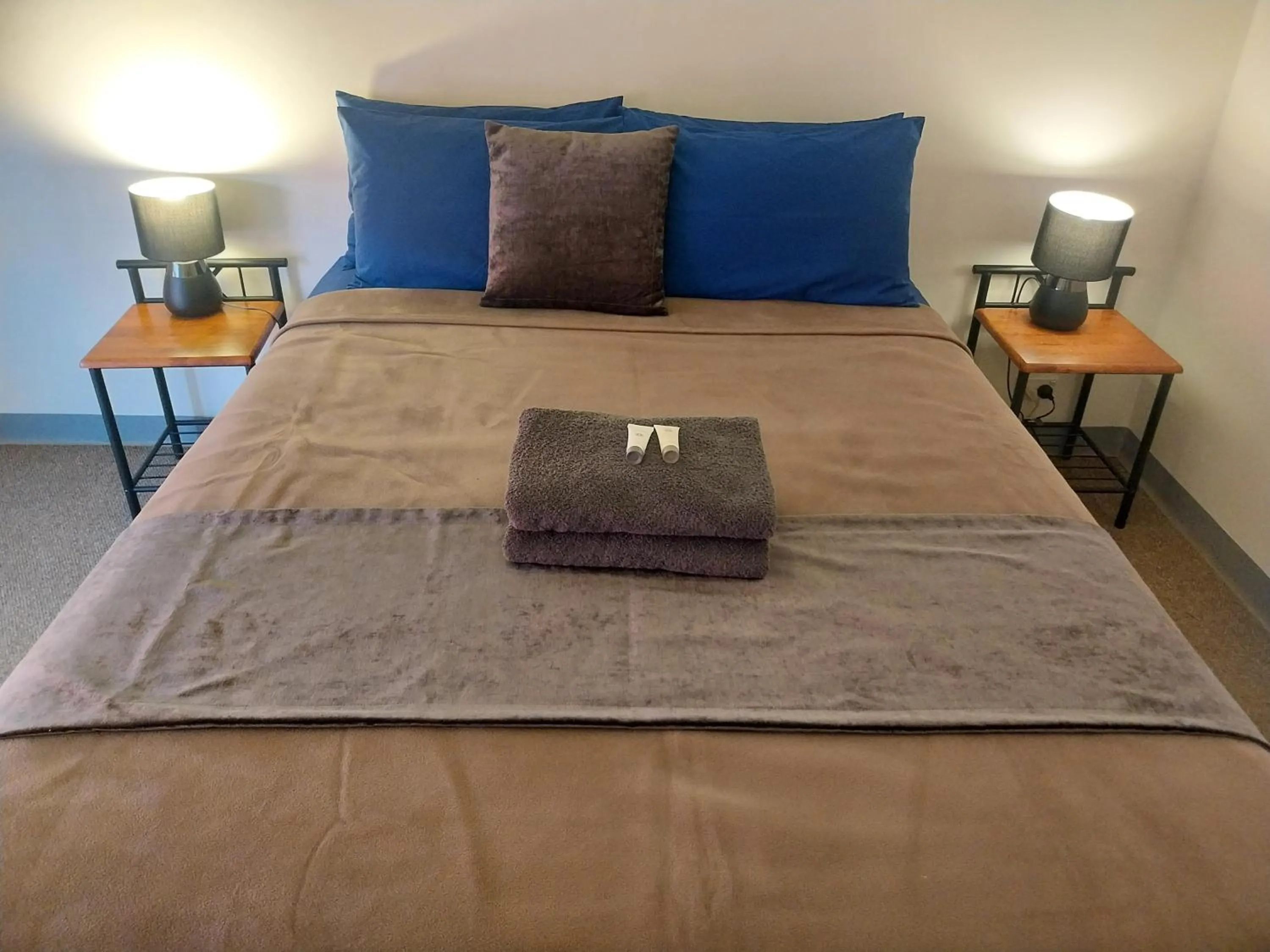 Bed in Carnarvon Central Apartments