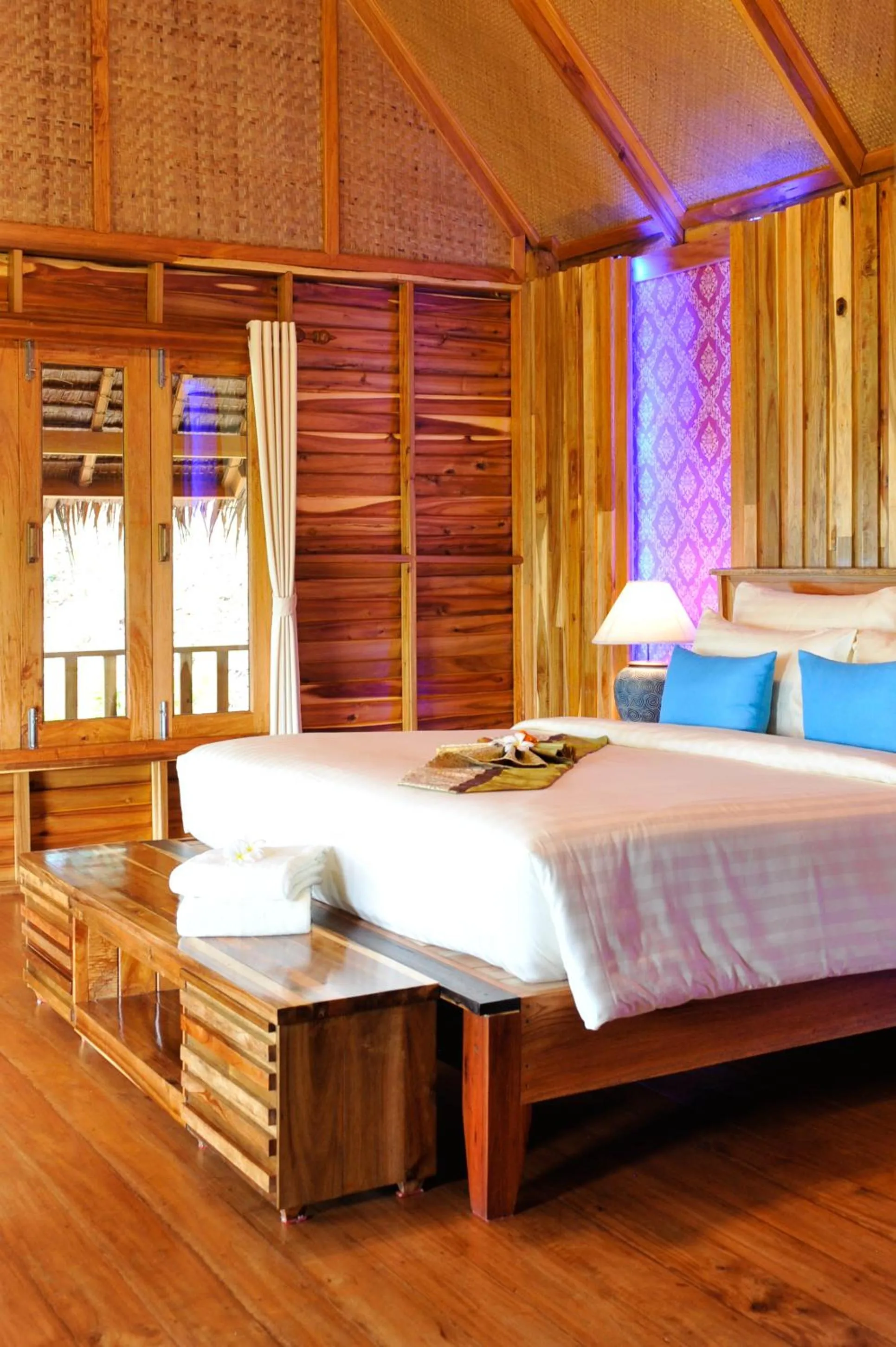 Bed in Phi Phi Phu Chalet Resort