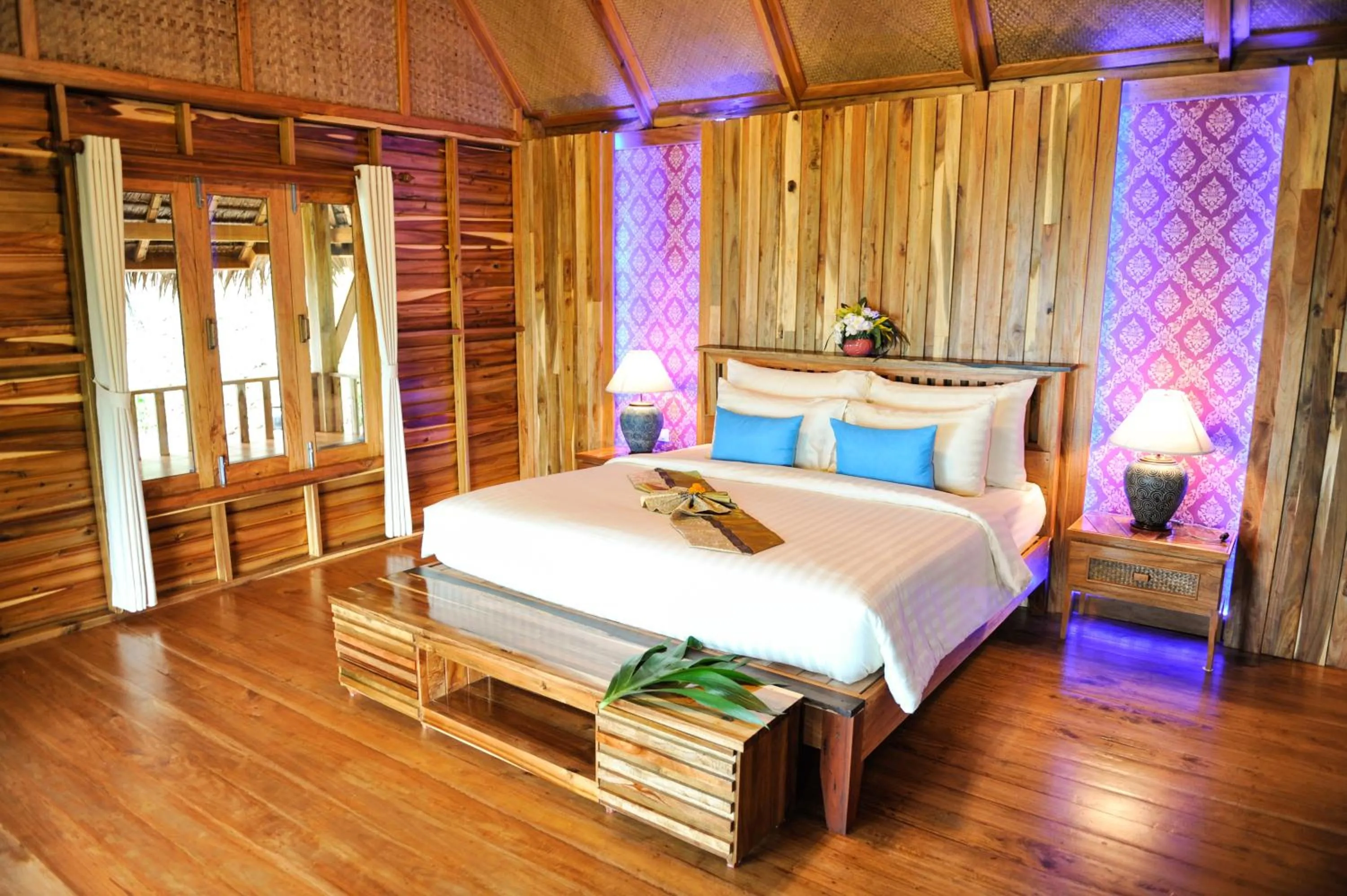 Bed in Phi Phi Phu Chalet Resort