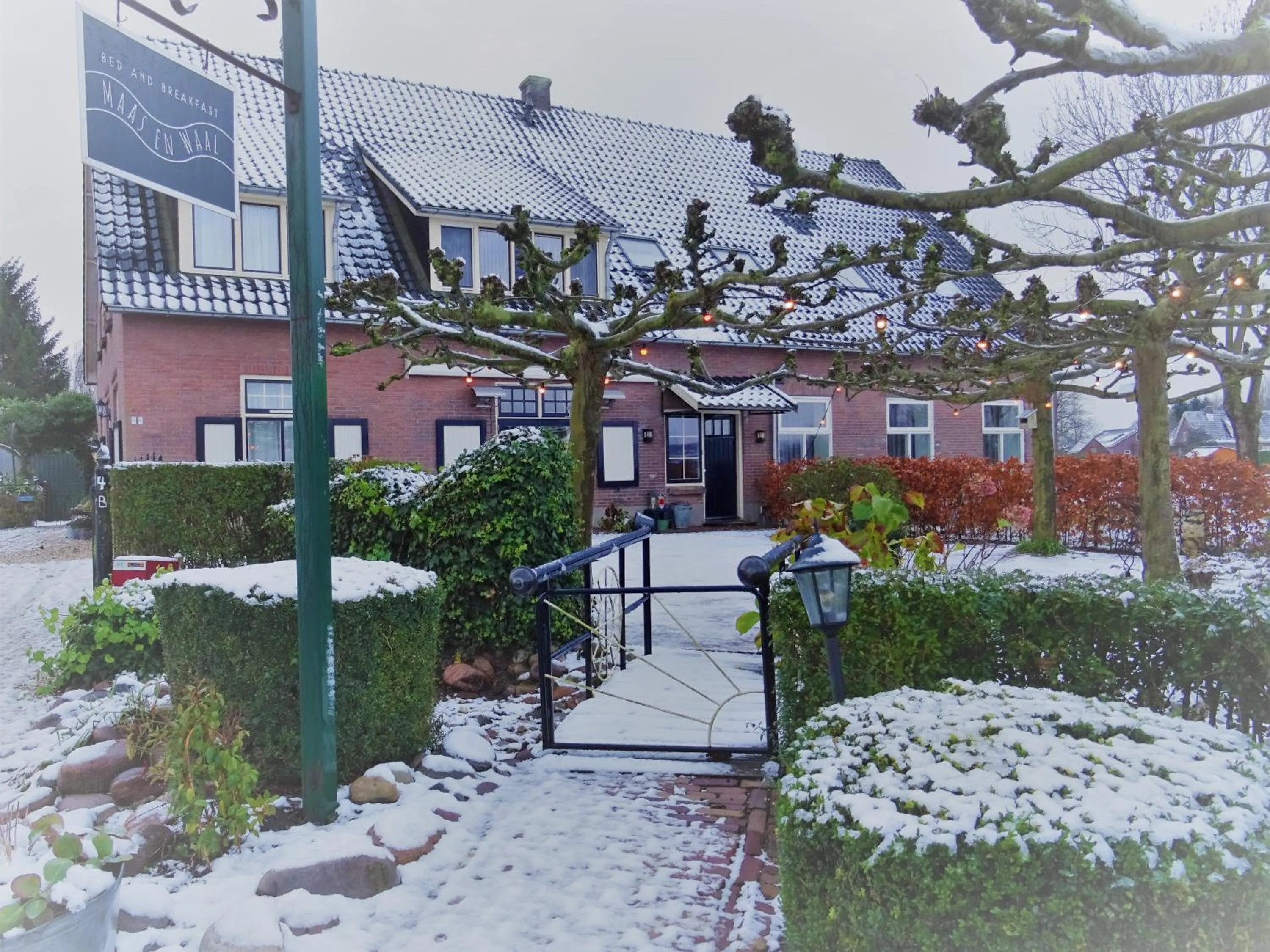 Property building in Bed and Breakfast Maas en Waal