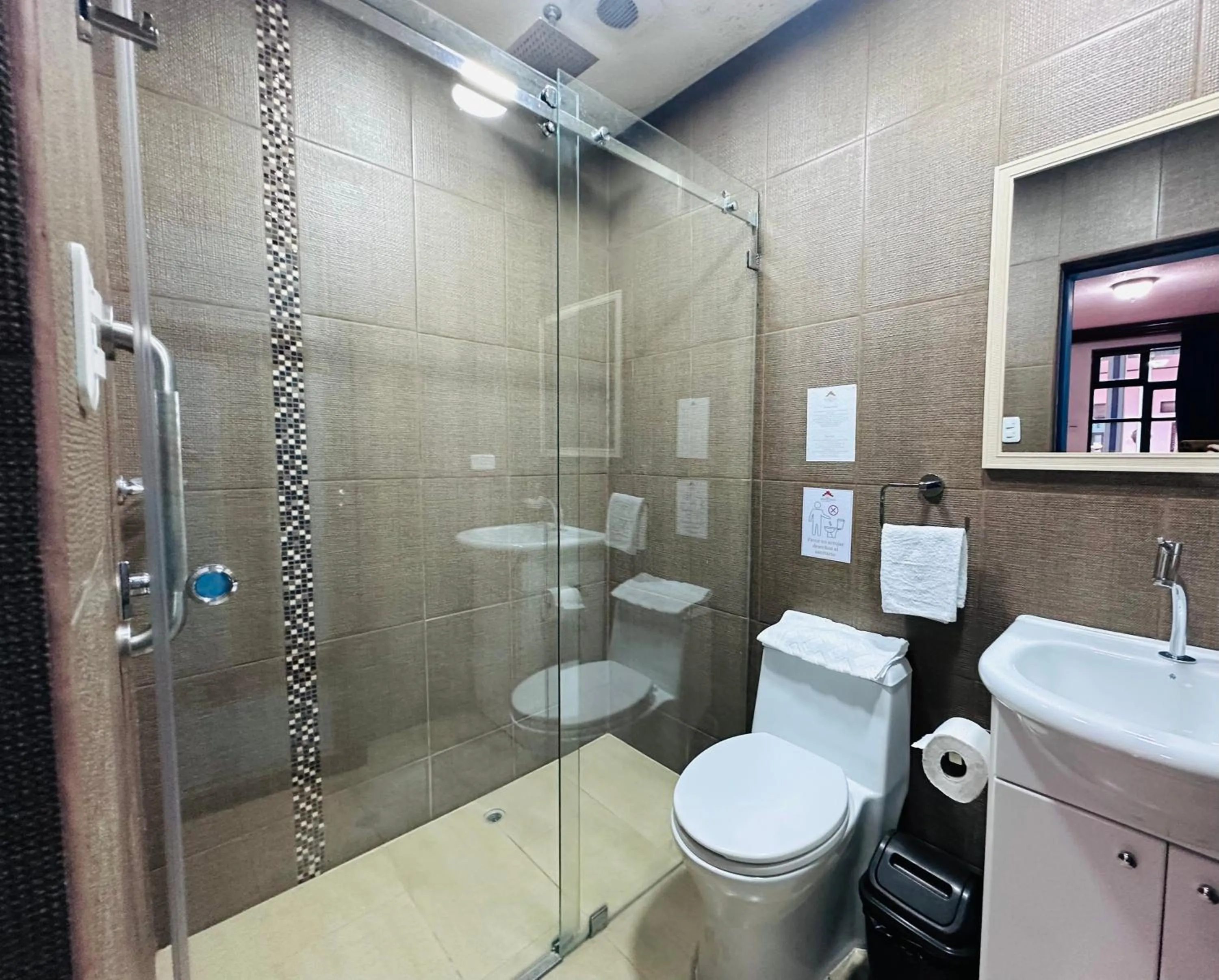 Shower in Hotel Montecarlo