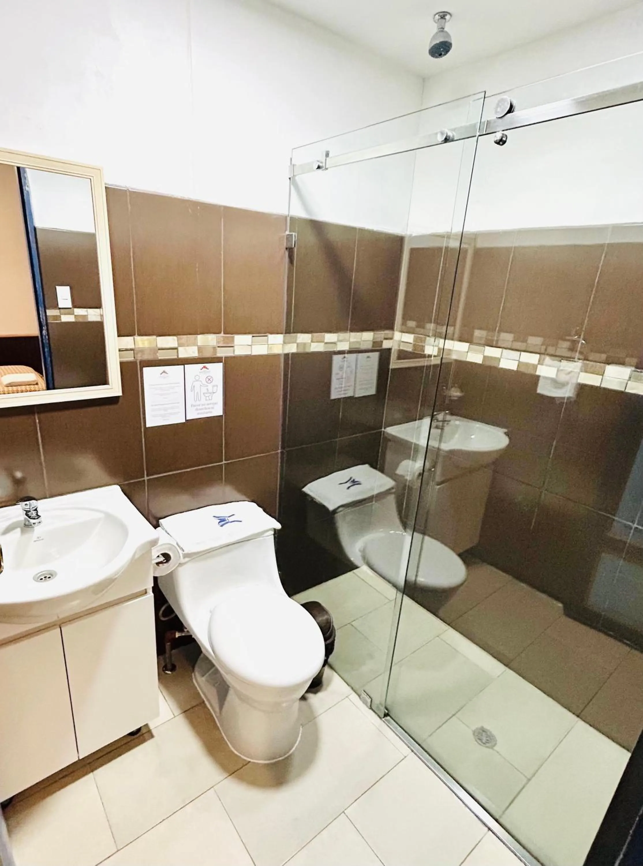 Shower in Hotel Montecarlo