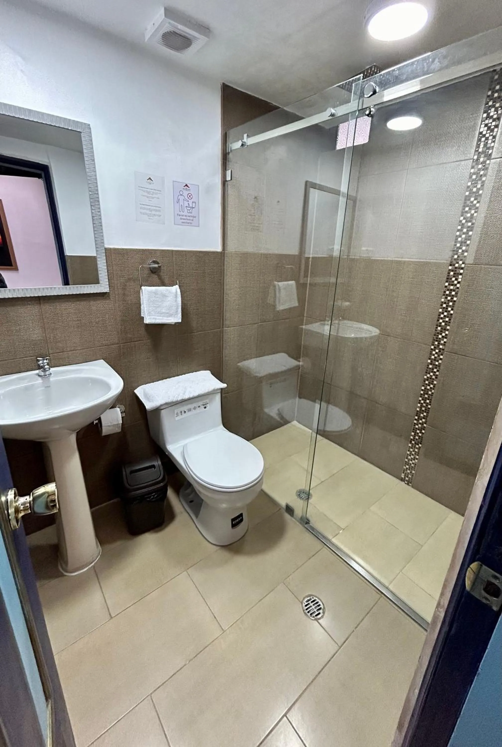 Shower in Hotel Montecarlo