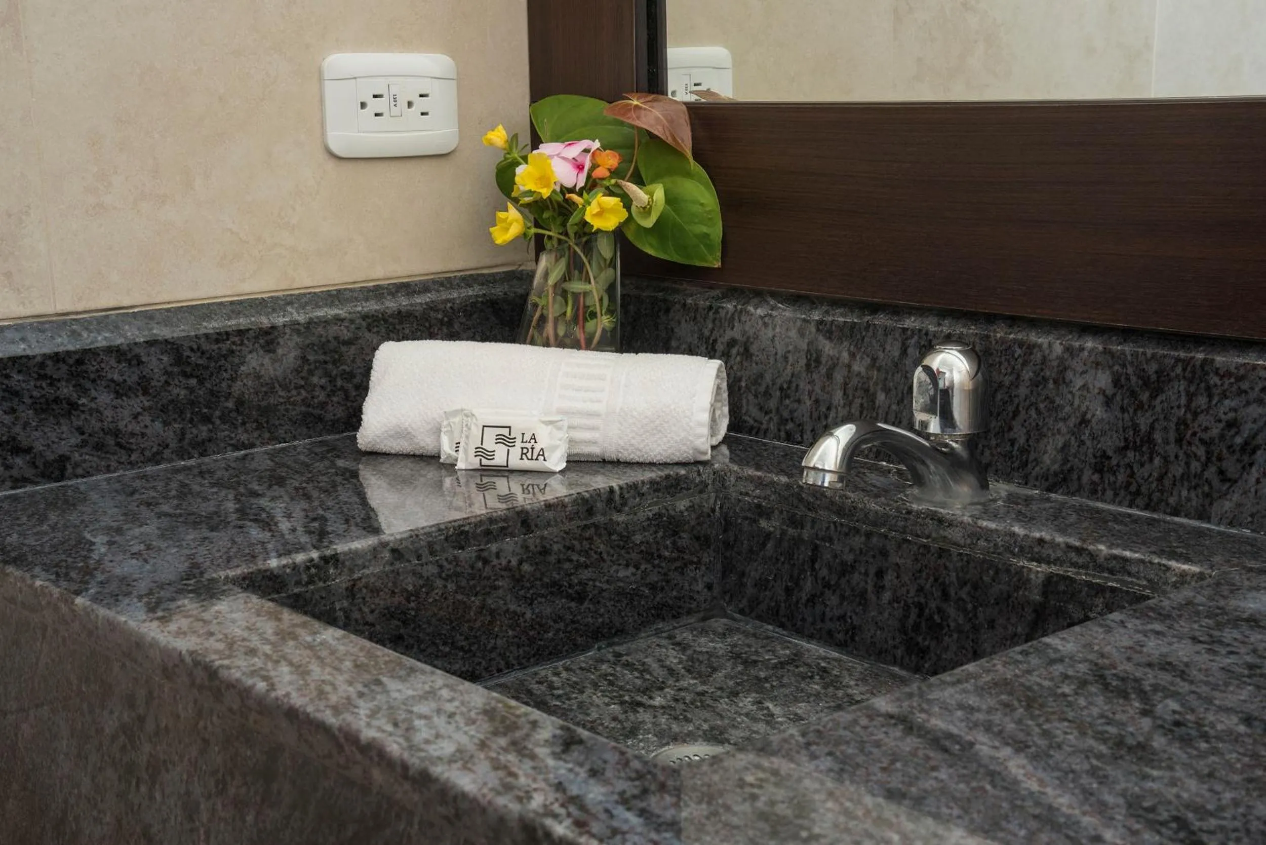 Shower in Hotel La Ría Playas