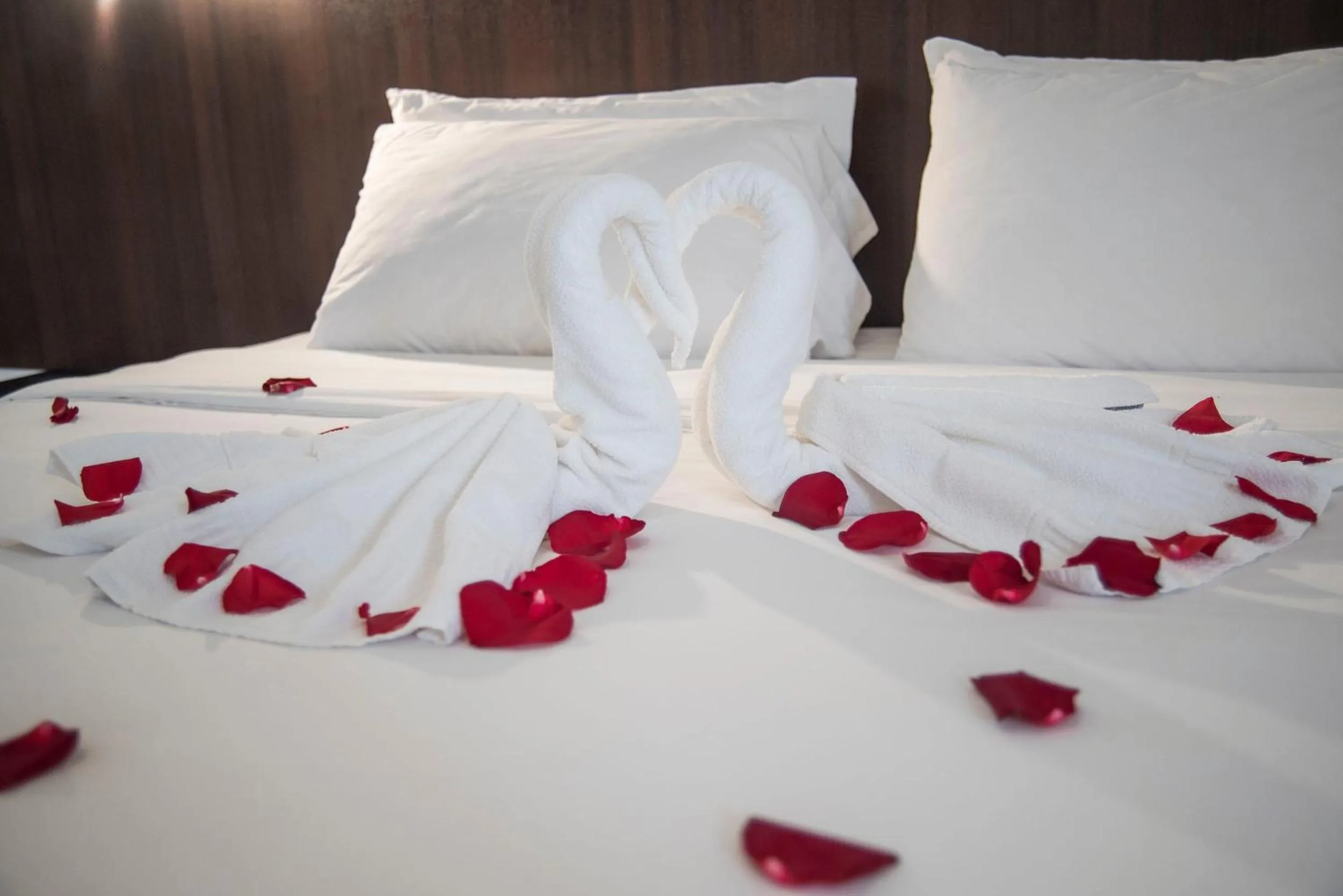 Shower, Bed in Hotel La Ría Playas