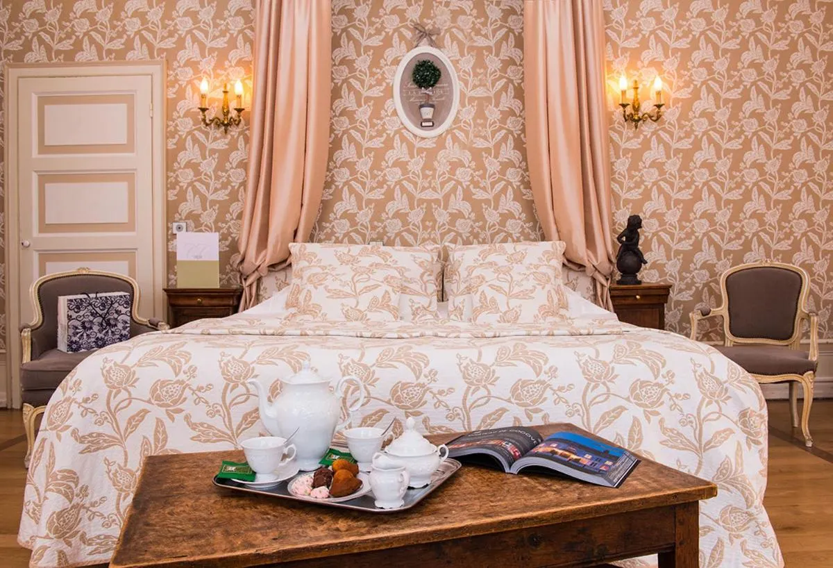 Shower, Bed in Château De Cocove