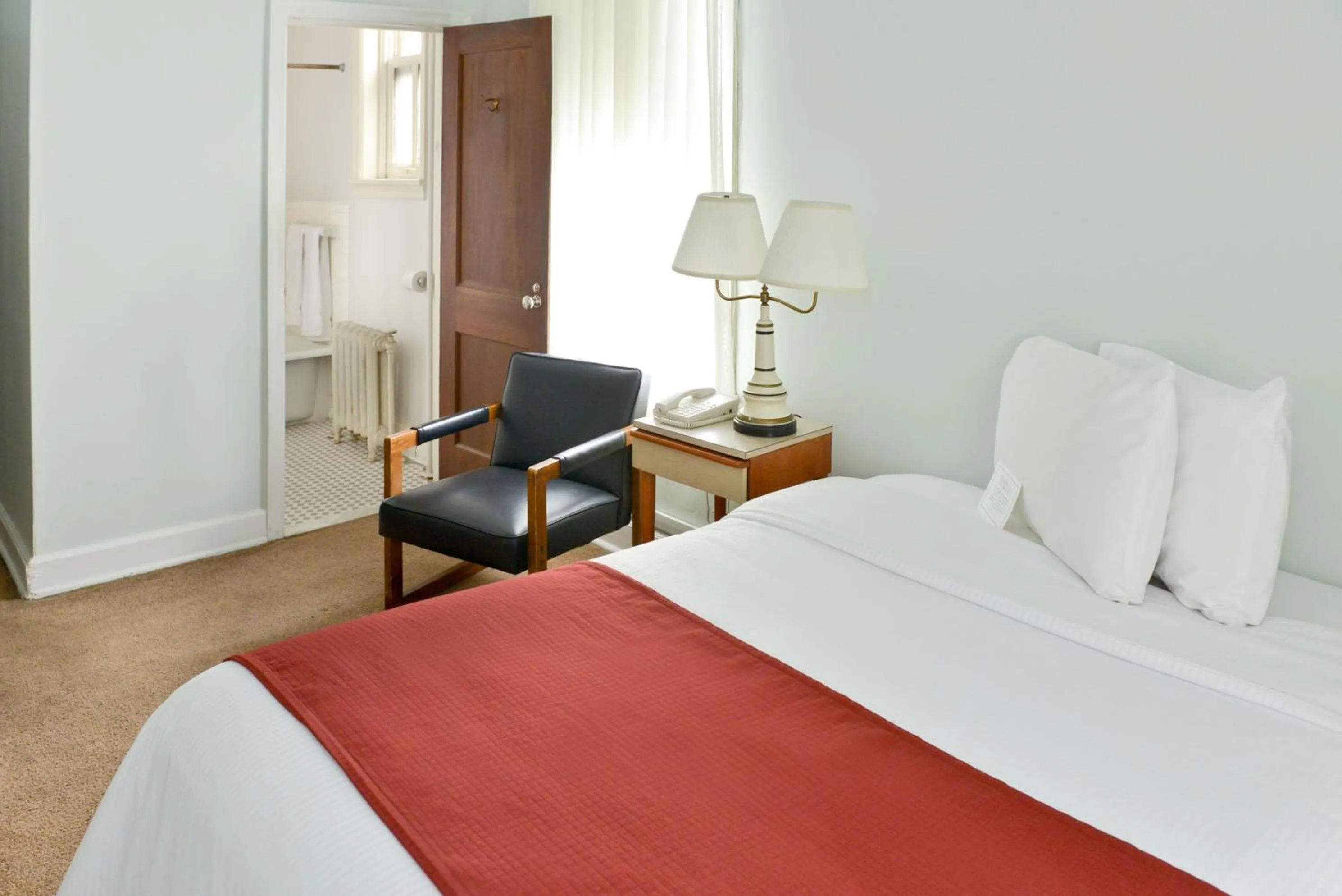 Bedroom, Bed in Penn Wells Hotel