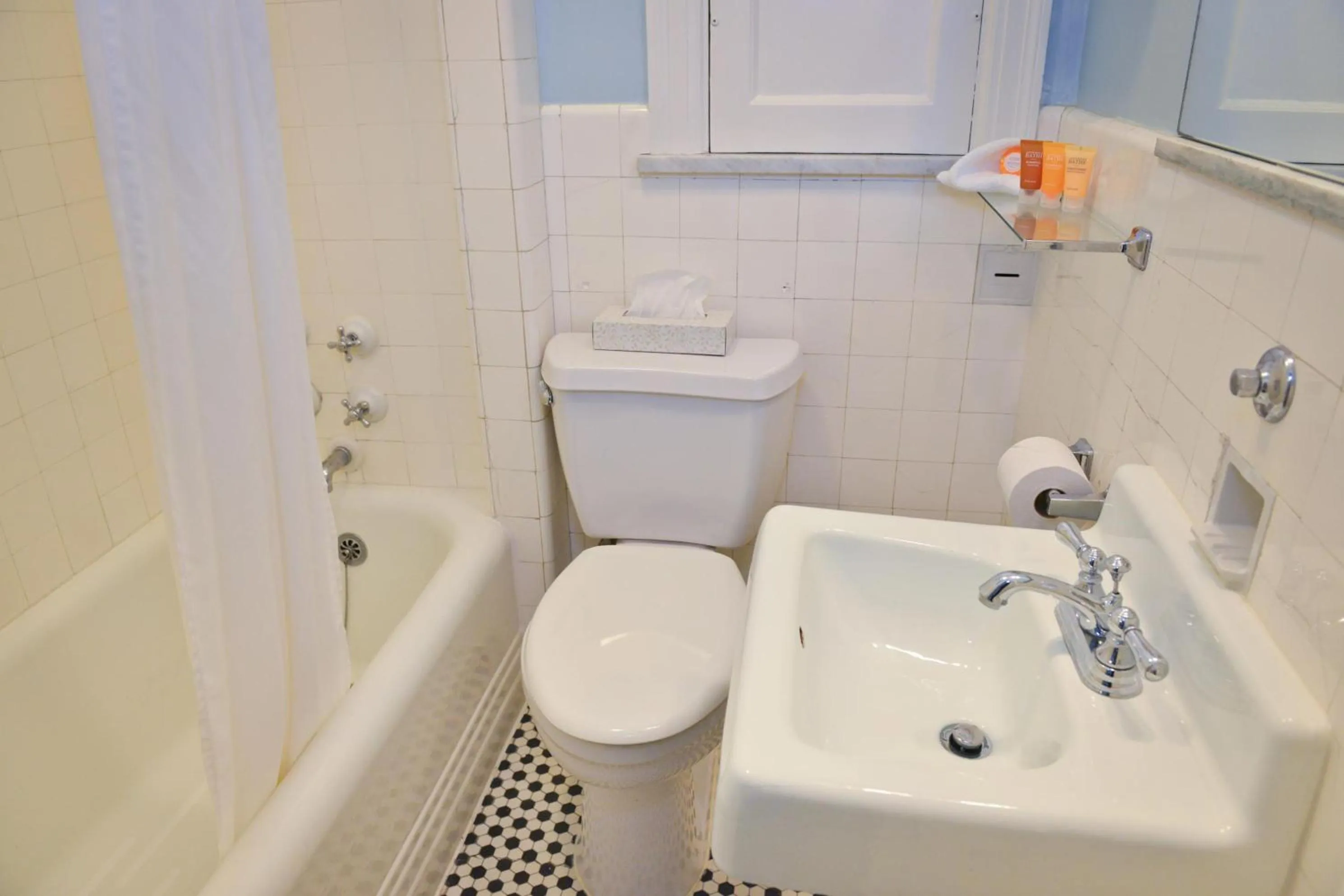 Bathroom in Penn Wells Hotel