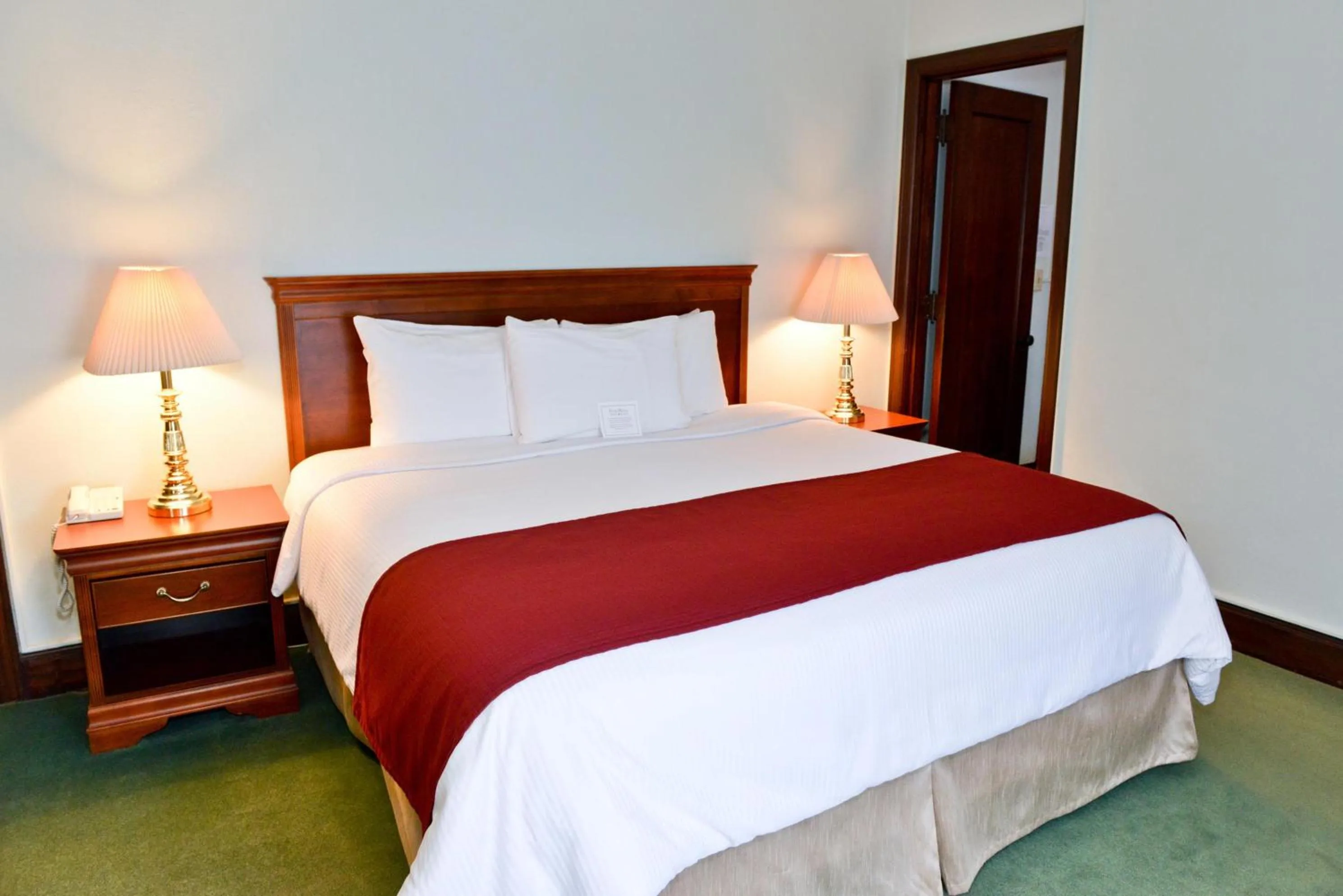 Bedroom, Bed in Penn Wells Hotel