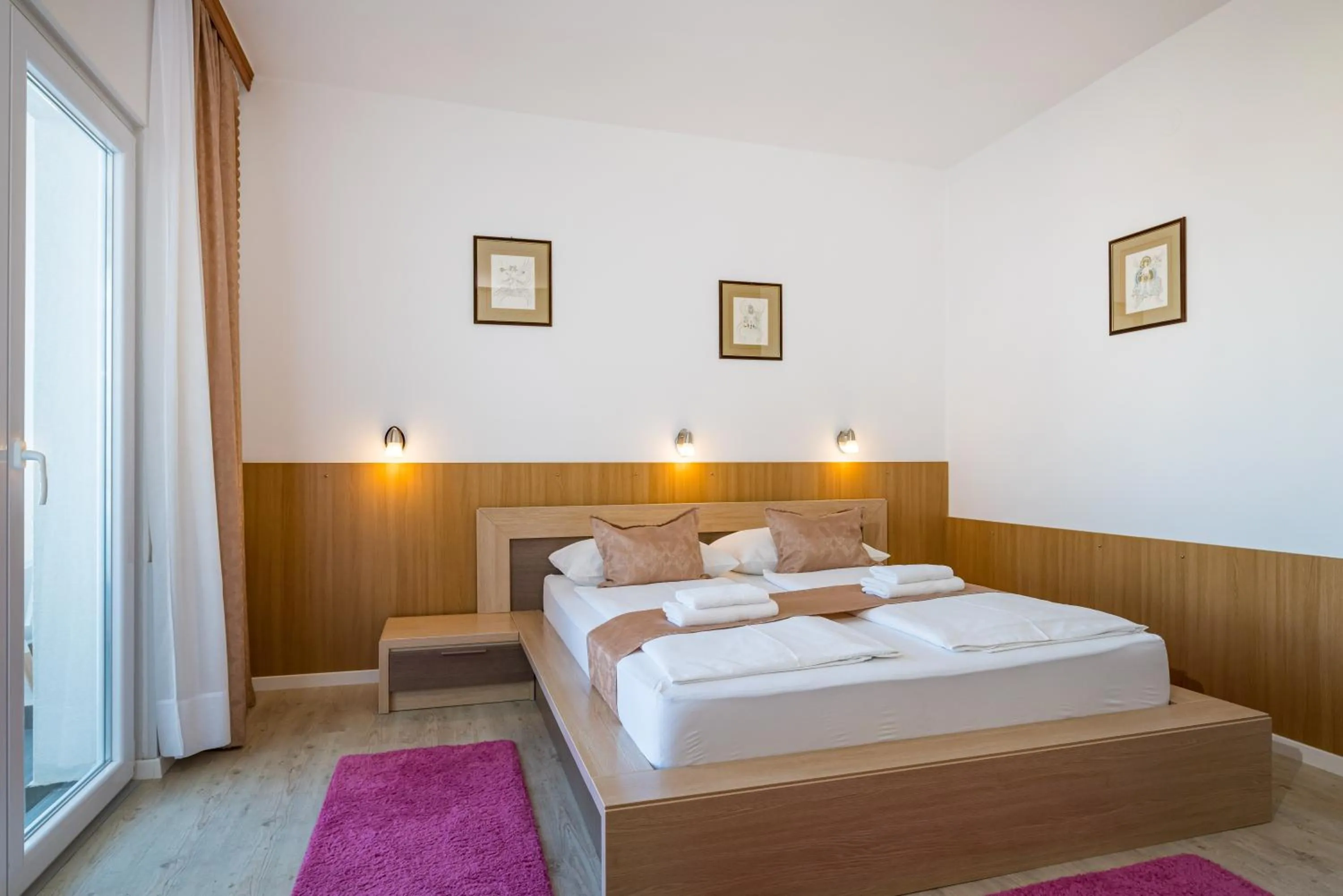 Property building, Bed in Hotel Vicko