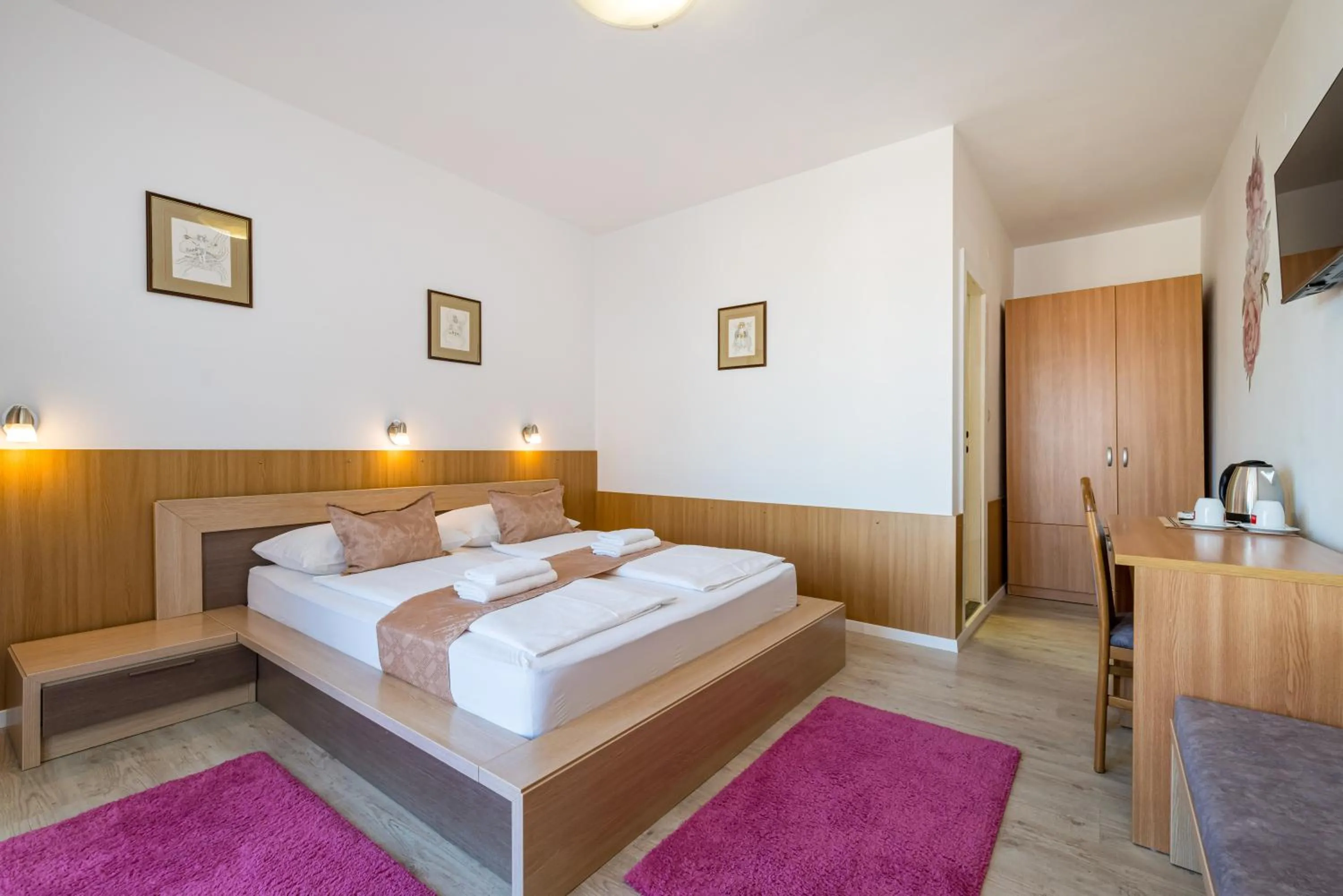 Property building, Bed in Hotel Vicko