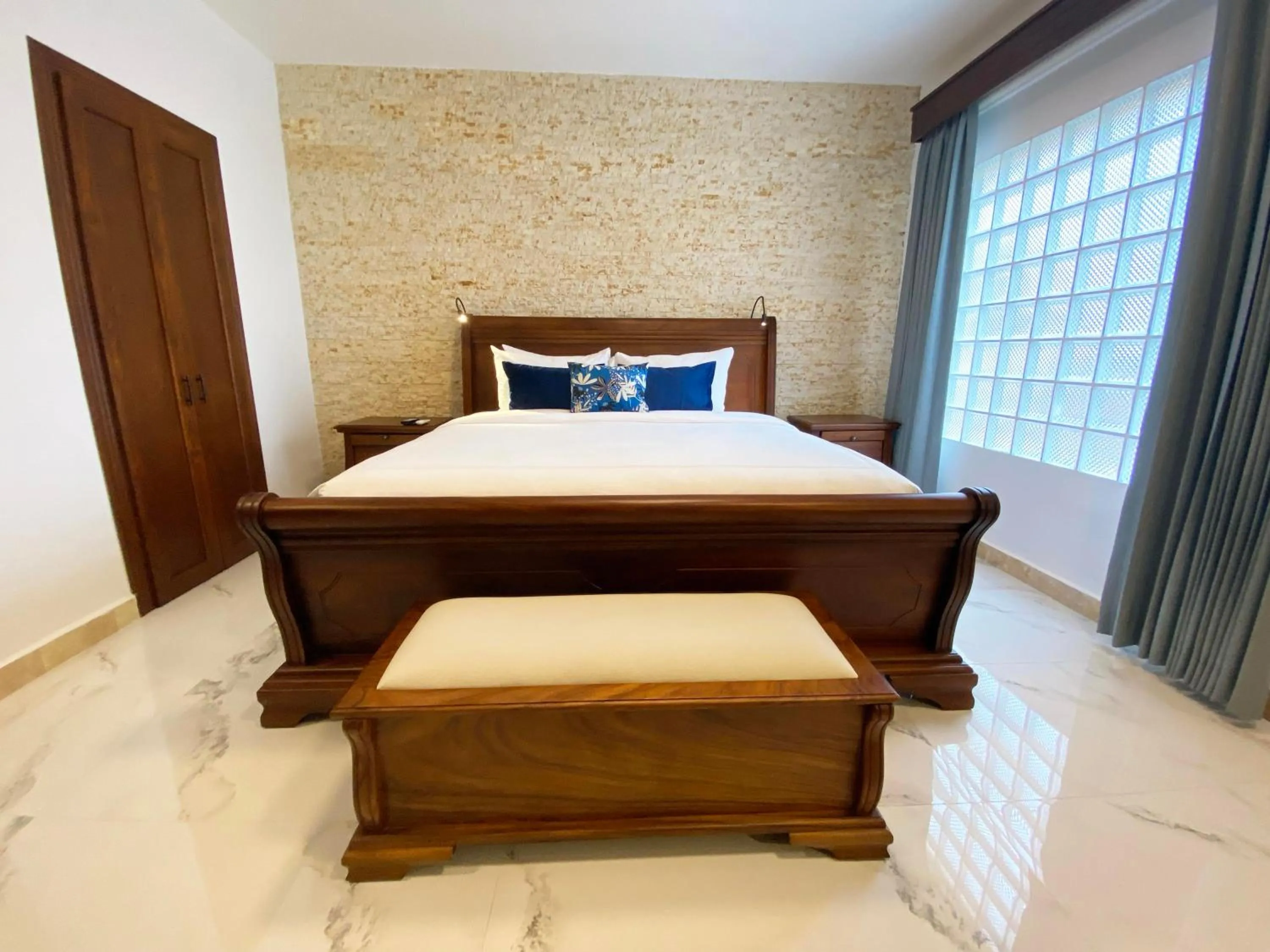 Bedroom, Bed in Paradise Hot Springs - Thermal Water & Volcano Views