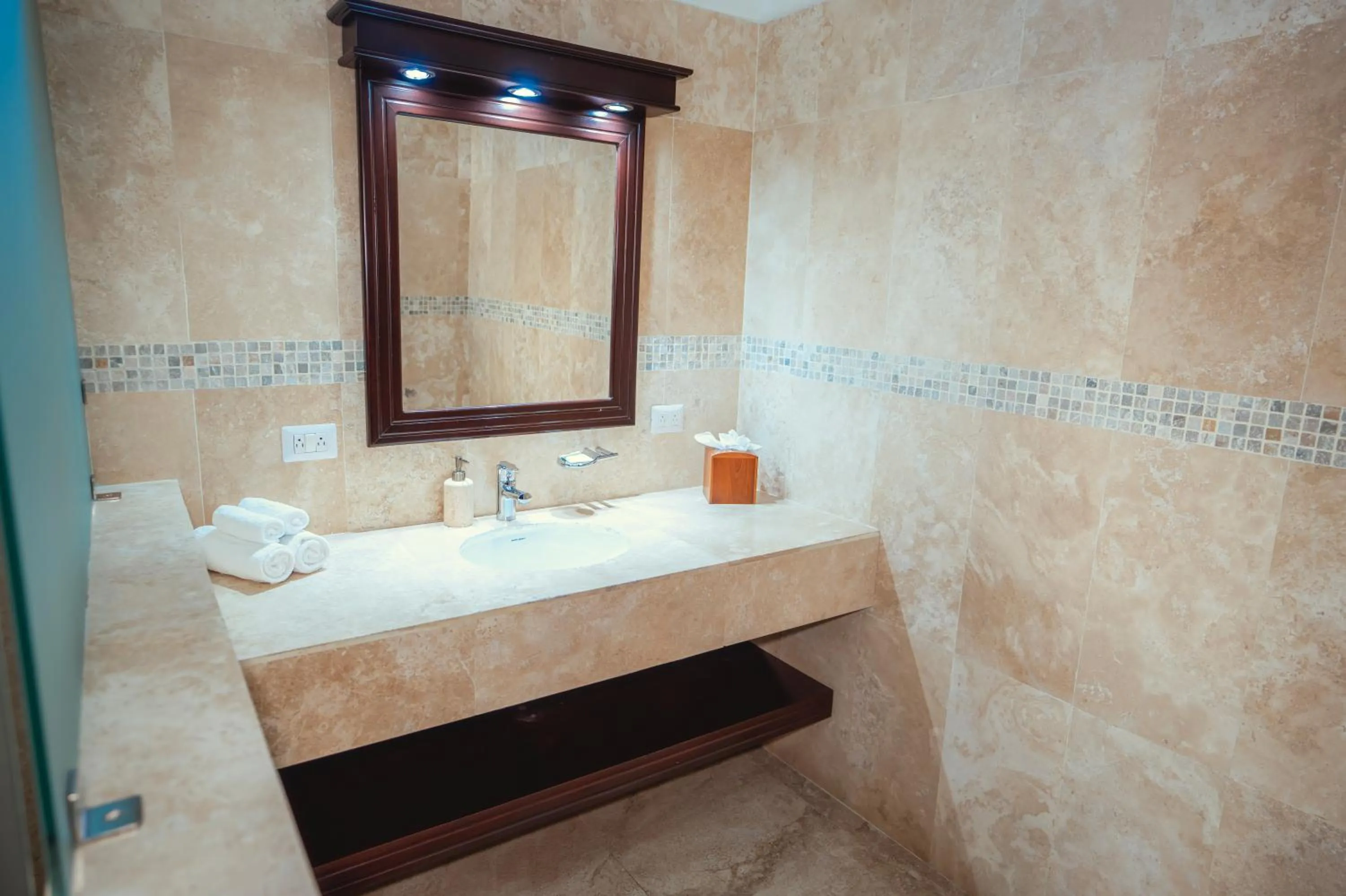 Bathroom in Paradise Hot Springs - Thermal Water & Volcano Views