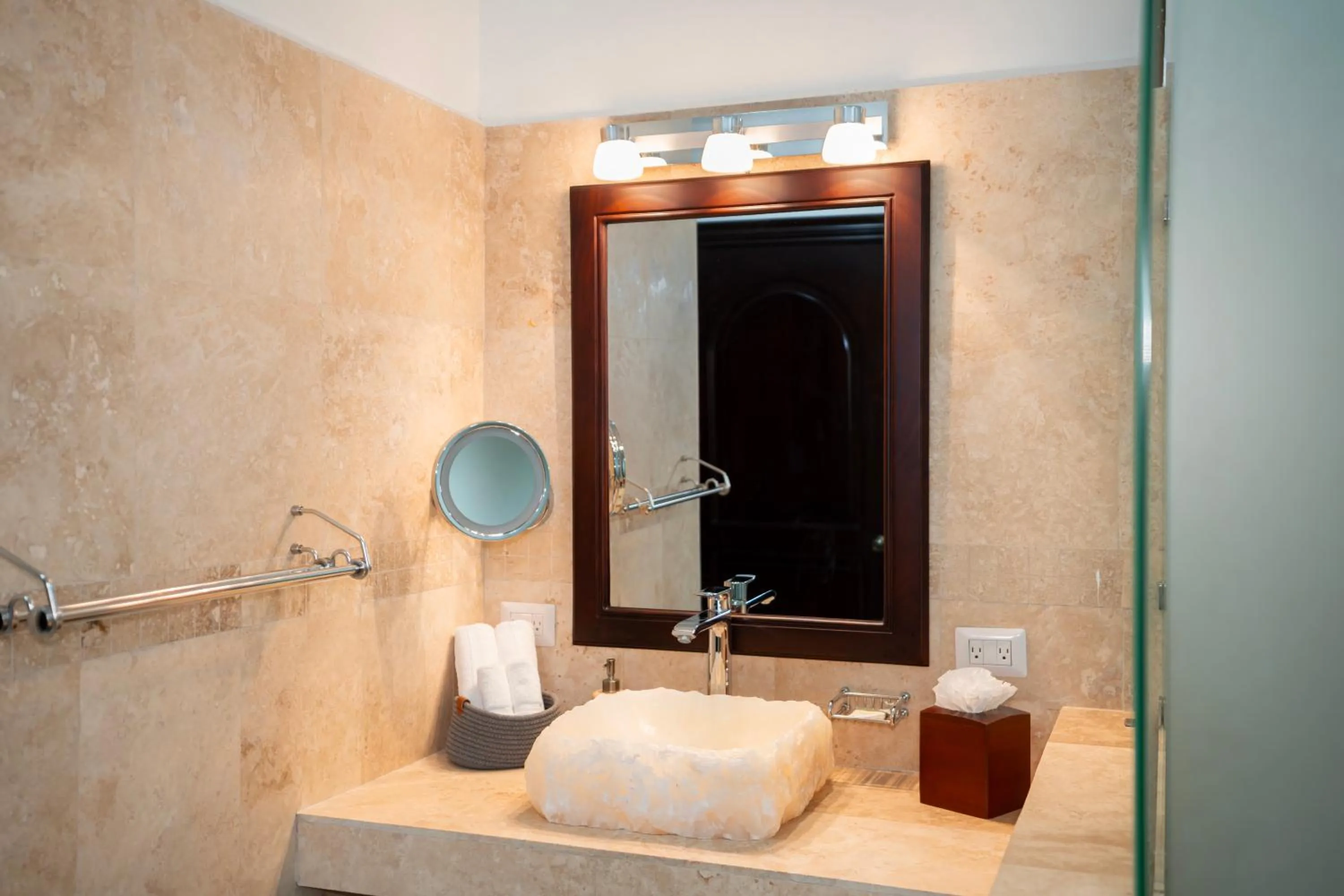 Bathroom in Paradise Hot Springs - Thermal Water & Volcano Views