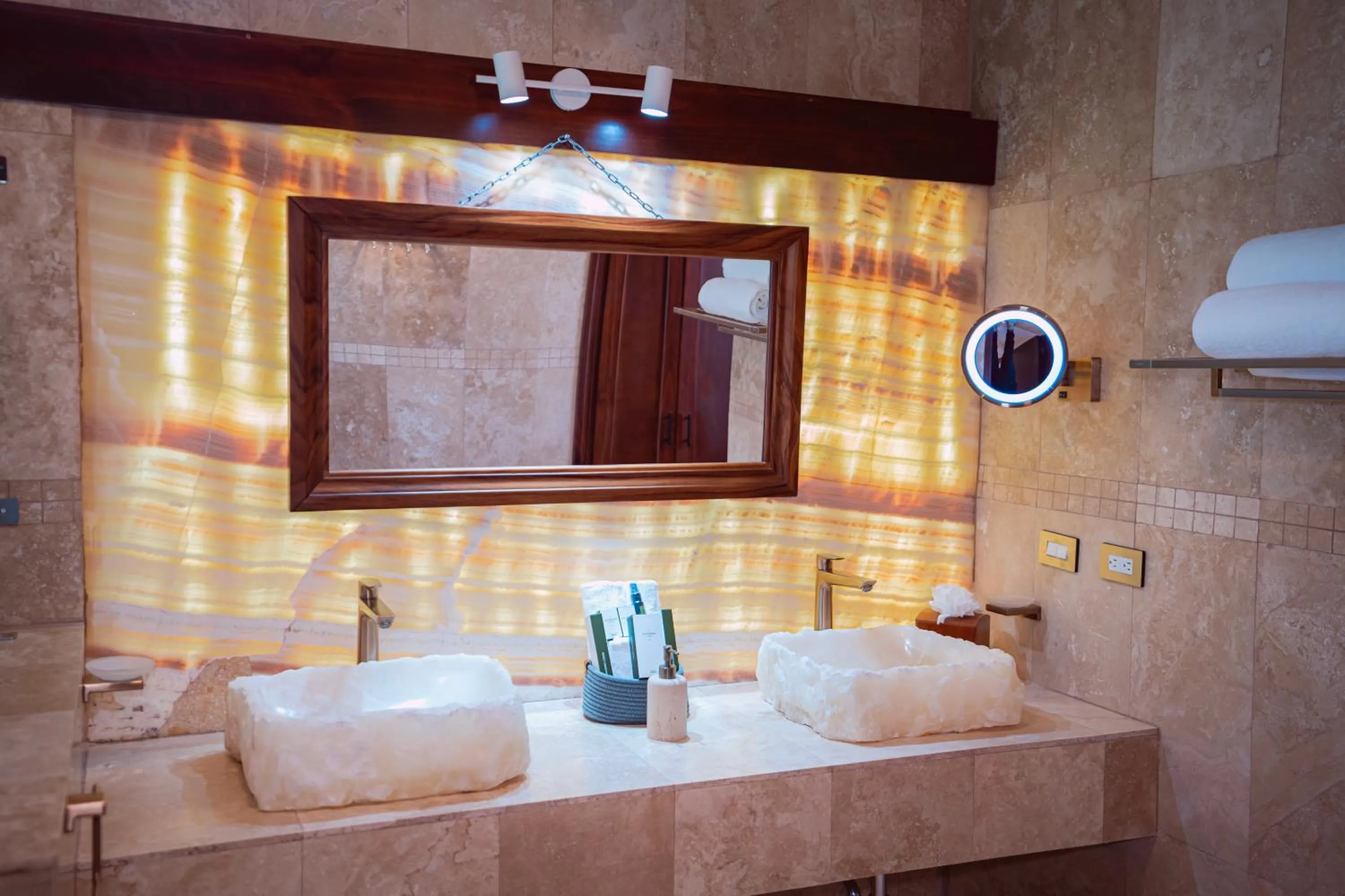 Bathroom in Paradise Hot Springs - Thermal Water & Volcano Views