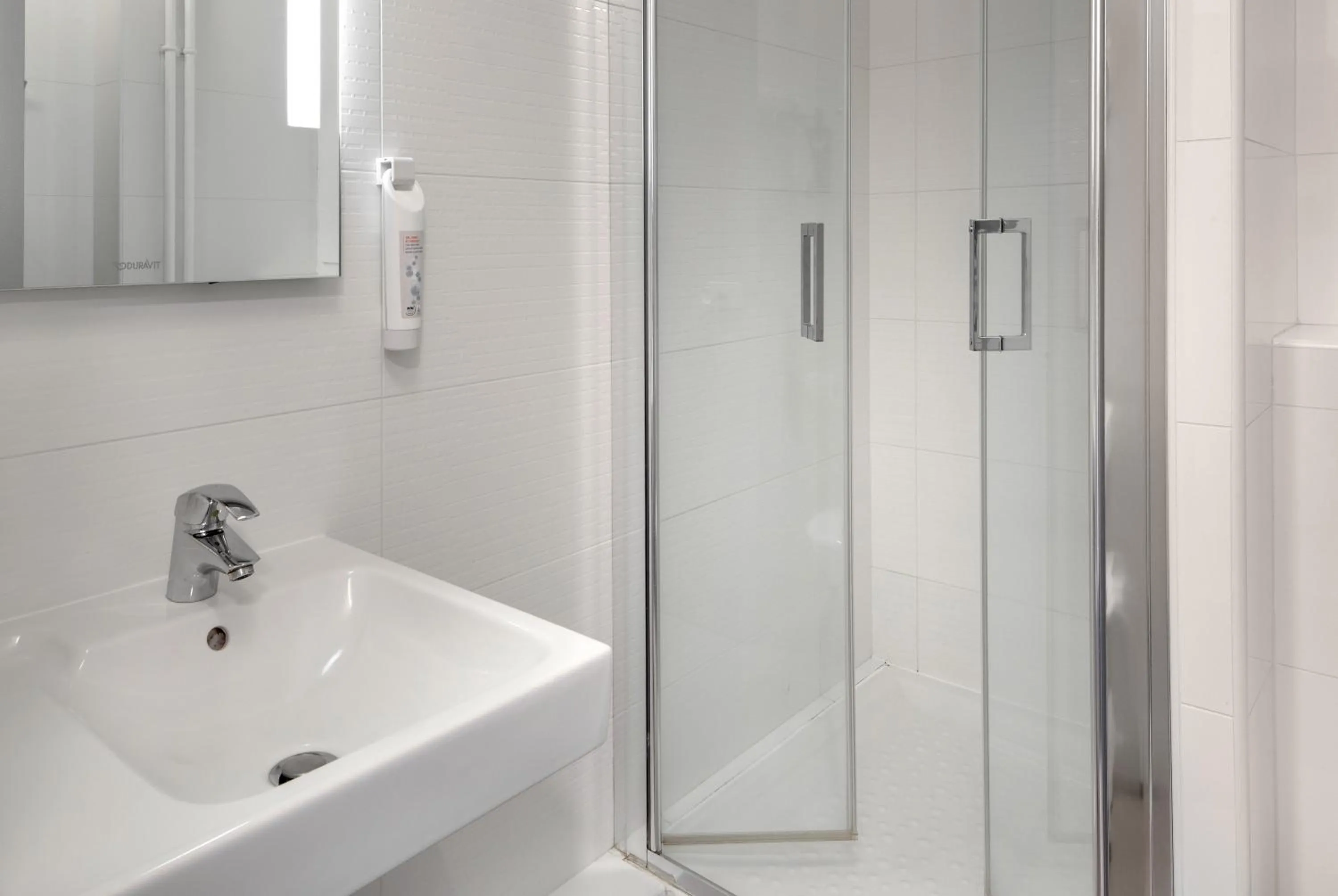 Bathroom in Hôtel ibis Styles Clermont-Ferrand Gare