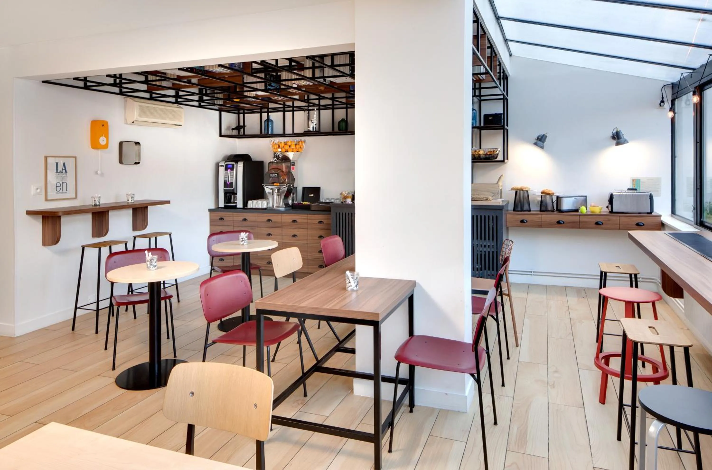 Buffet breakfast in Hôtel ibis Styles Clermont-Ferrand Gare