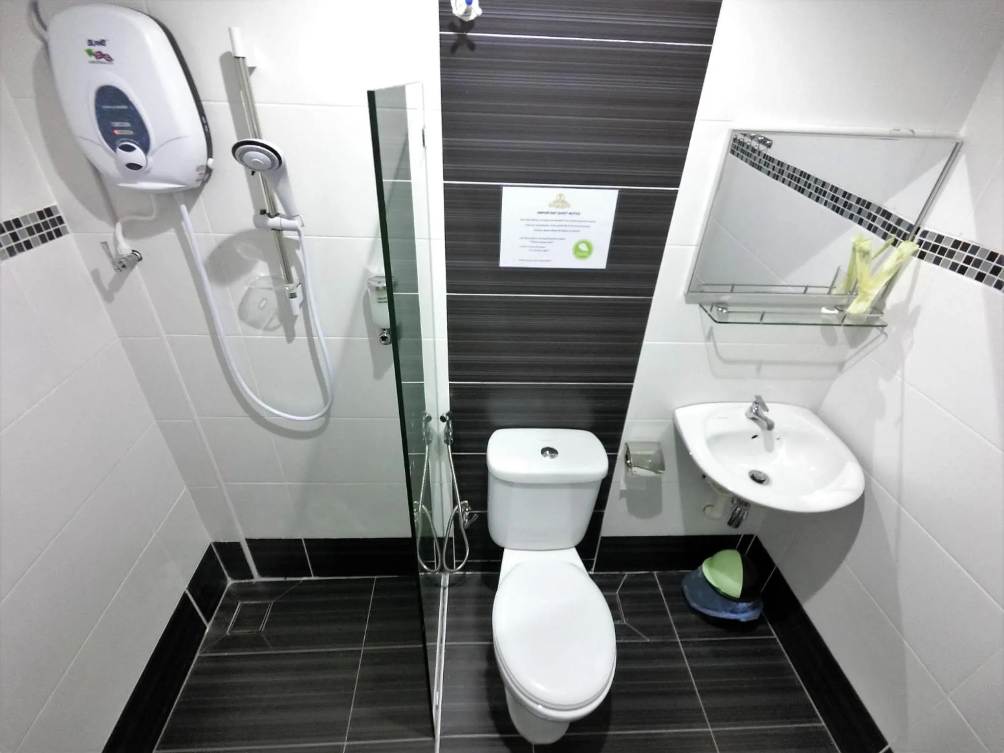 Shower in Royale Hotel Batu Gajah