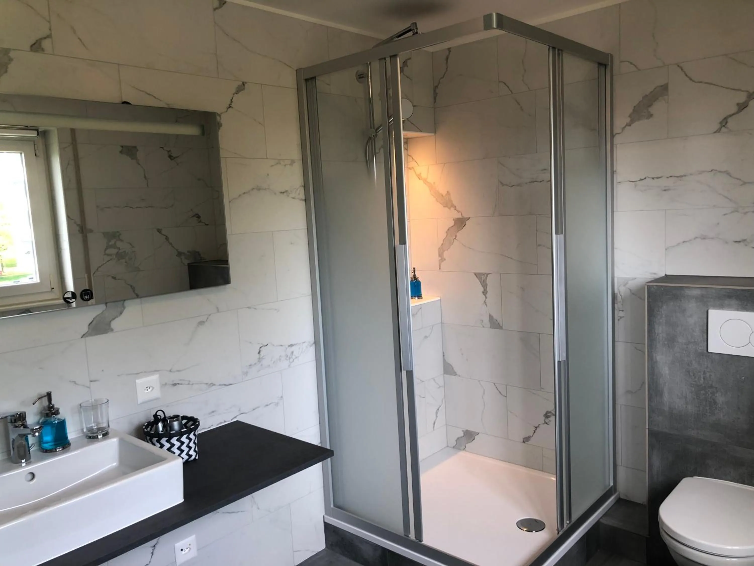 Shower in Au Bonheur des Iris