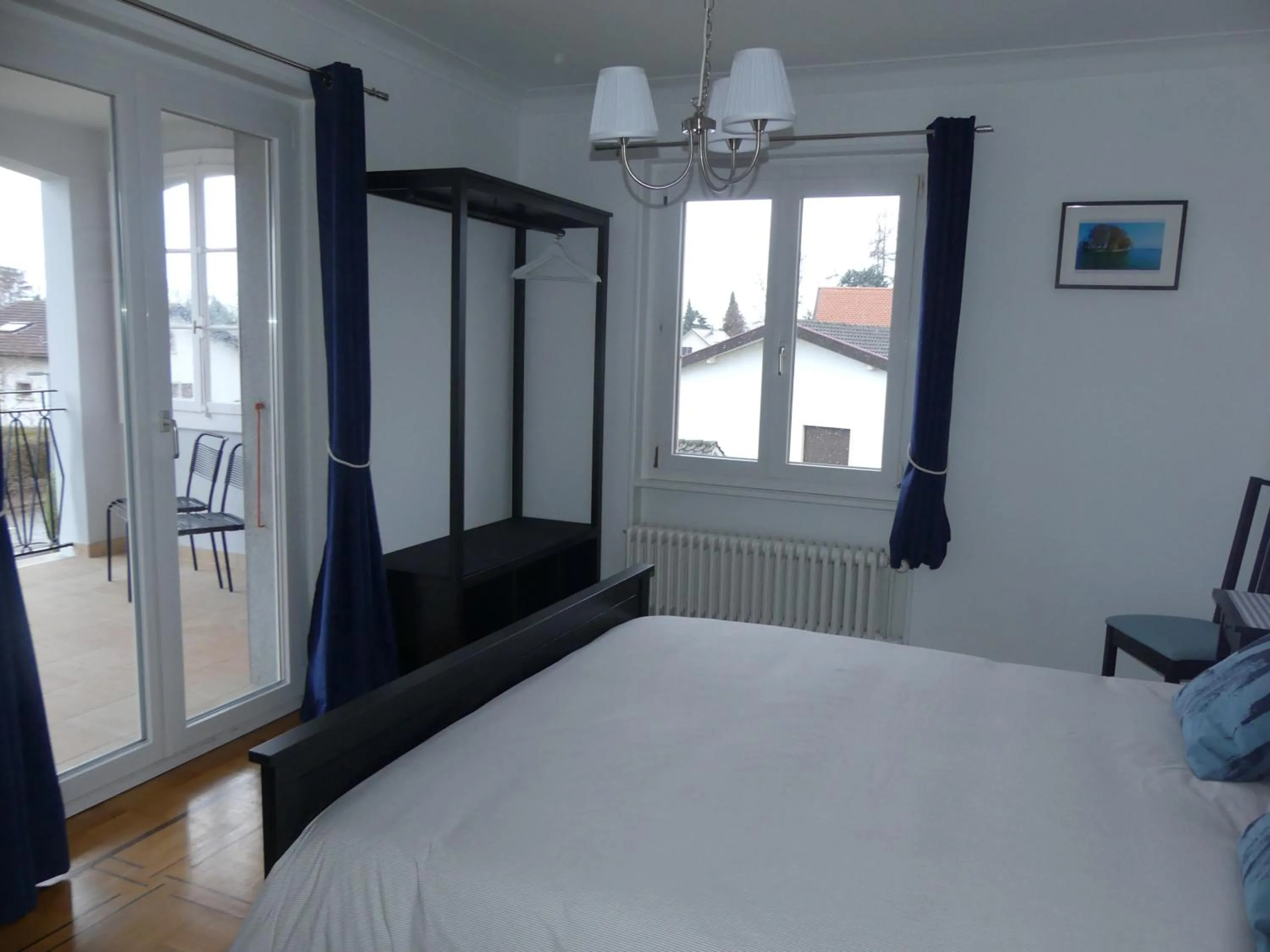 Photo of the whole room, Bed in Au Bonheur des Iris