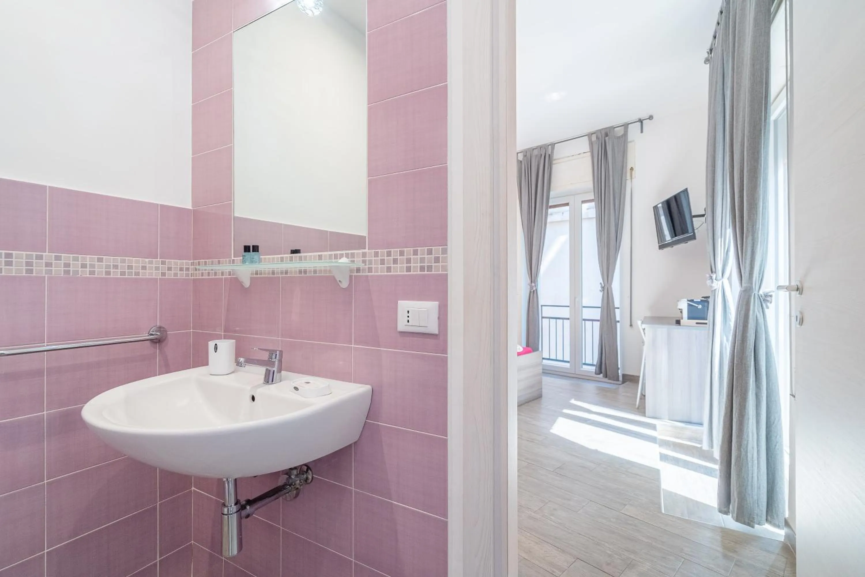 Photo of the whole room in Cavour Rooms