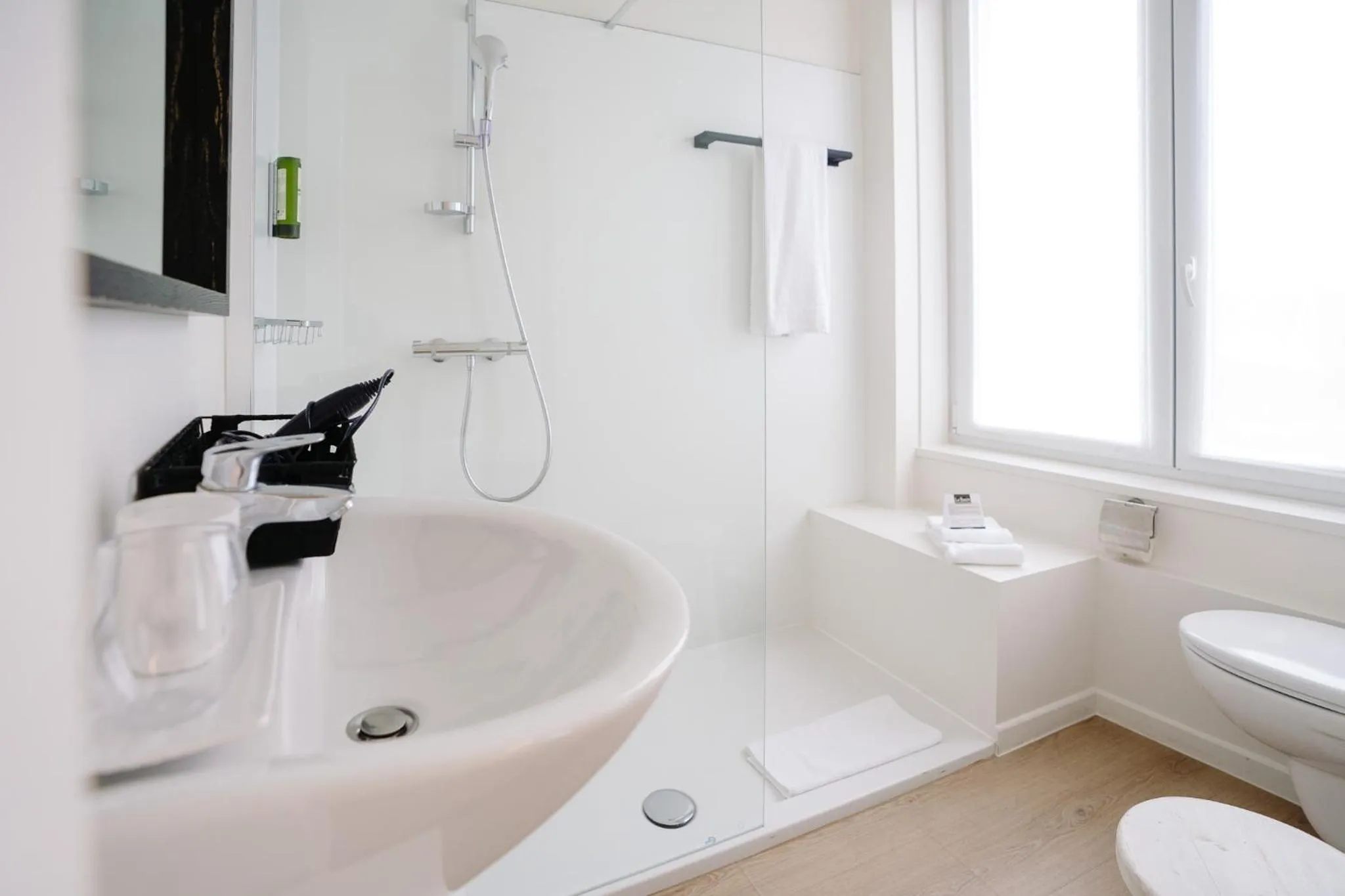 Shower in Hotel du Bassin