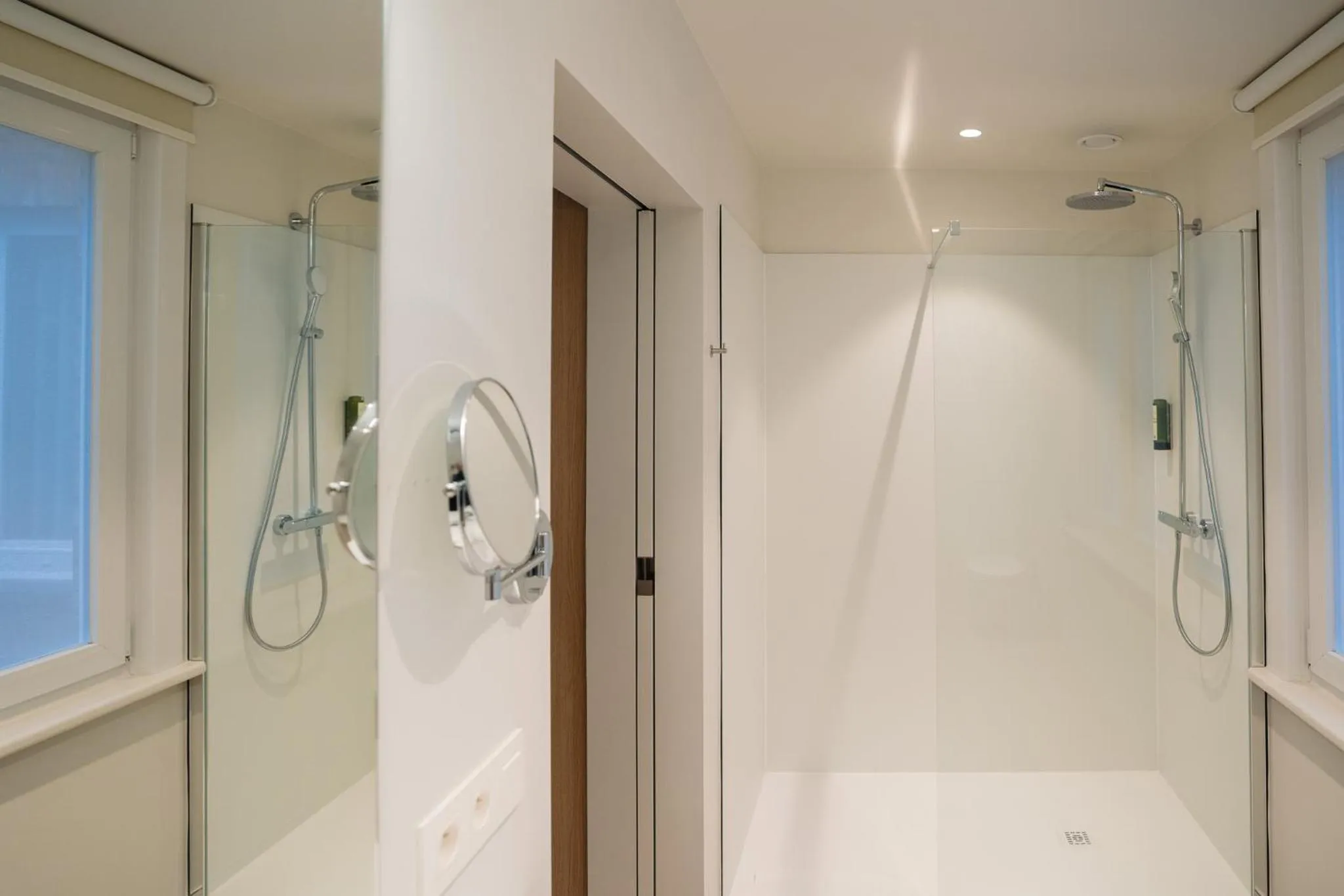 Shower in Hotel du Bassin