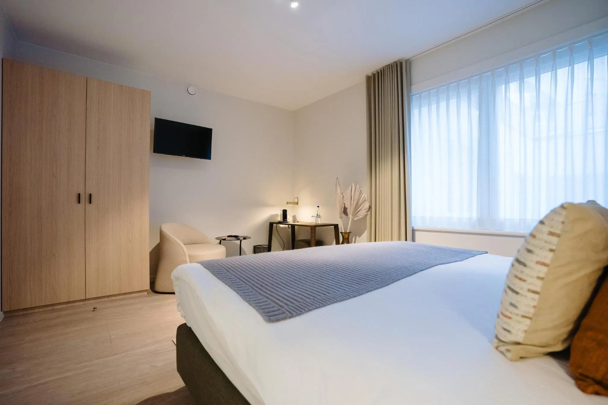 Photo of the whole room, Bed in Hotel du Bassin