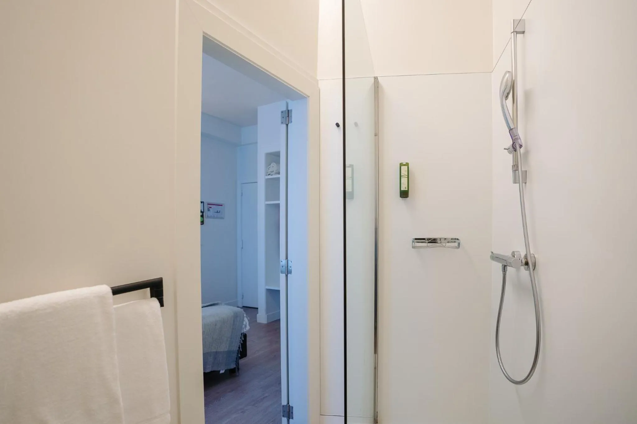 Shower in Hotel du Bassin