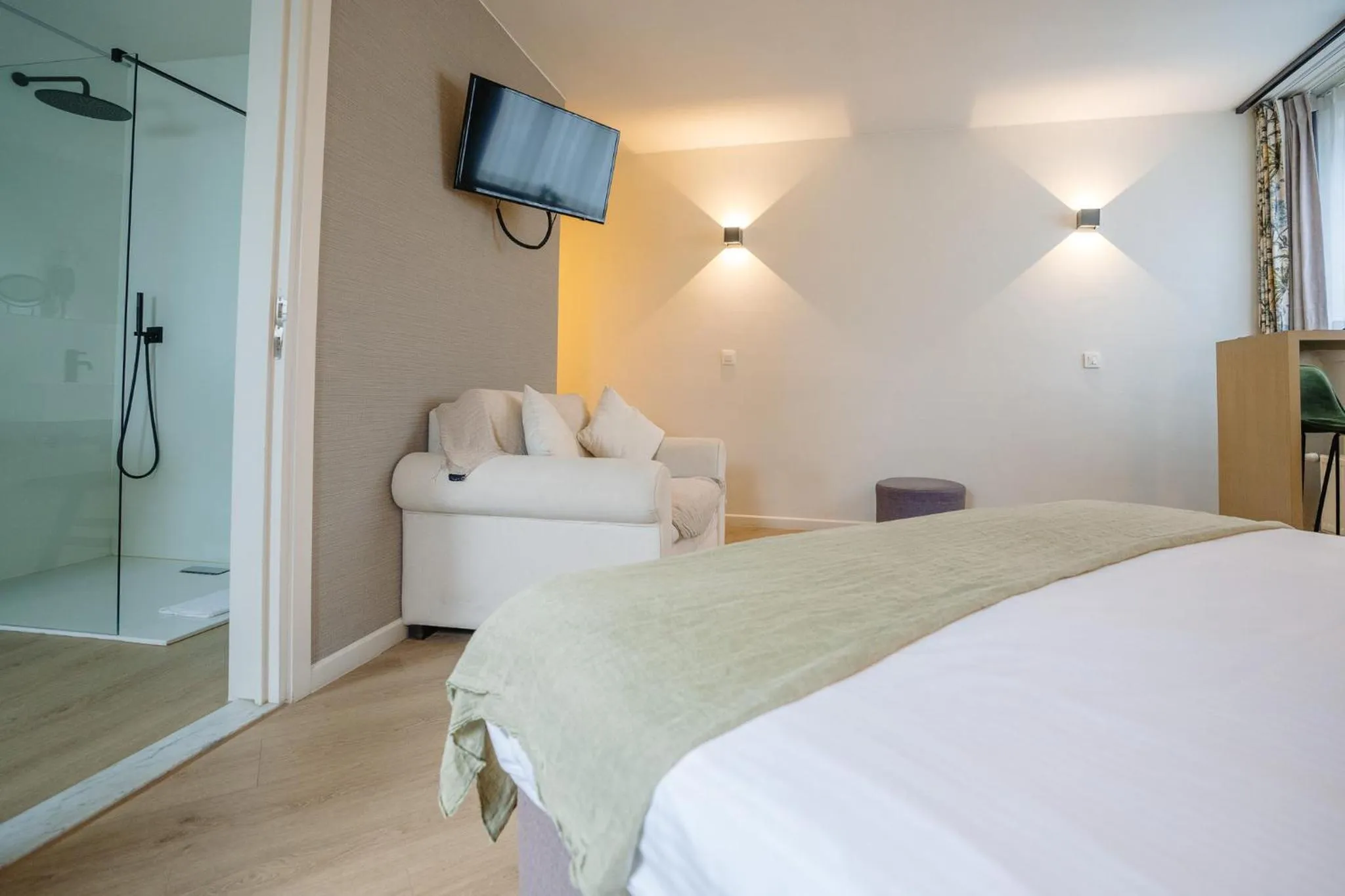 Shower, Bed in Hotel du Bassin