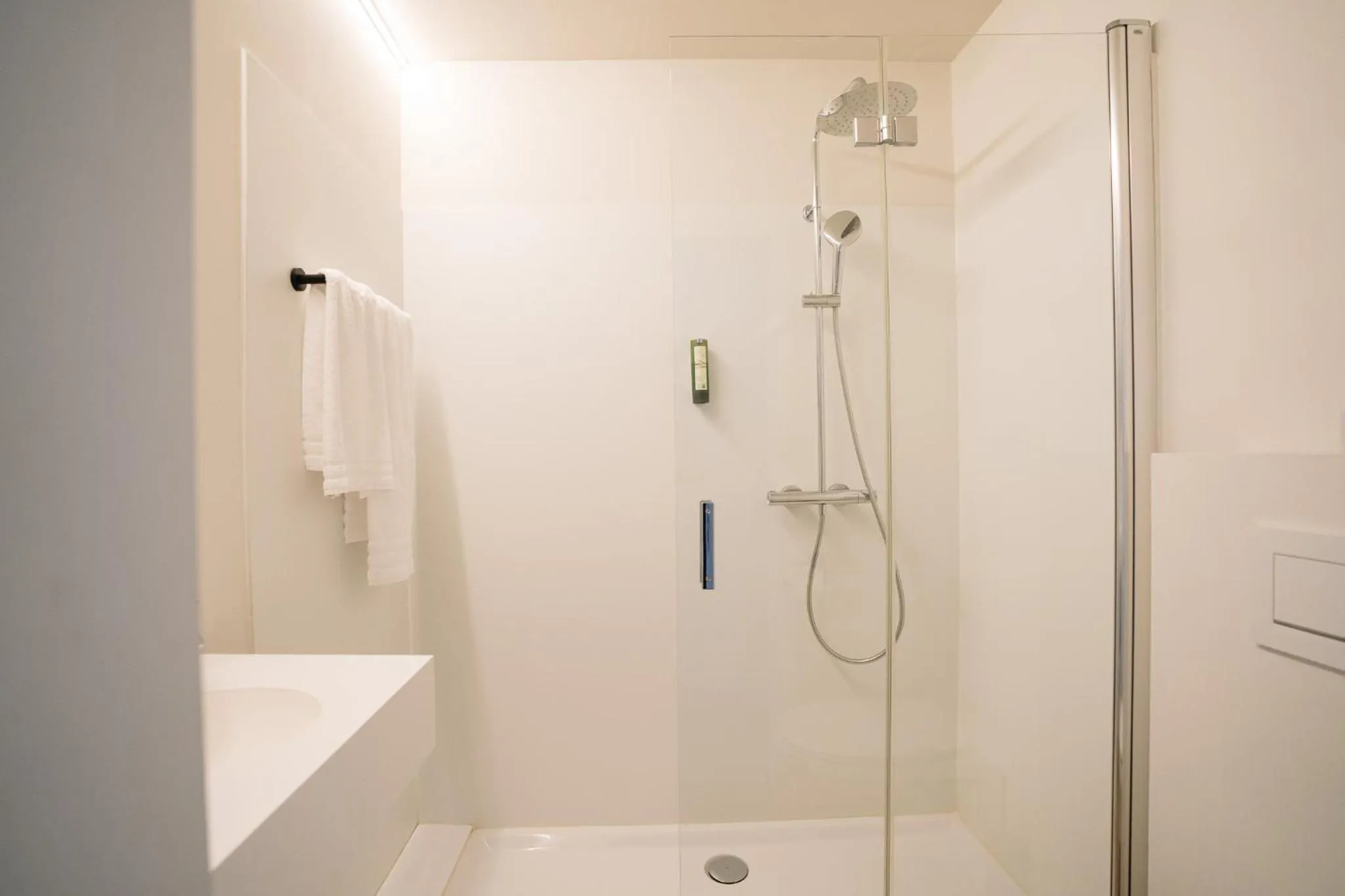 Shower in Hotel du Bassin