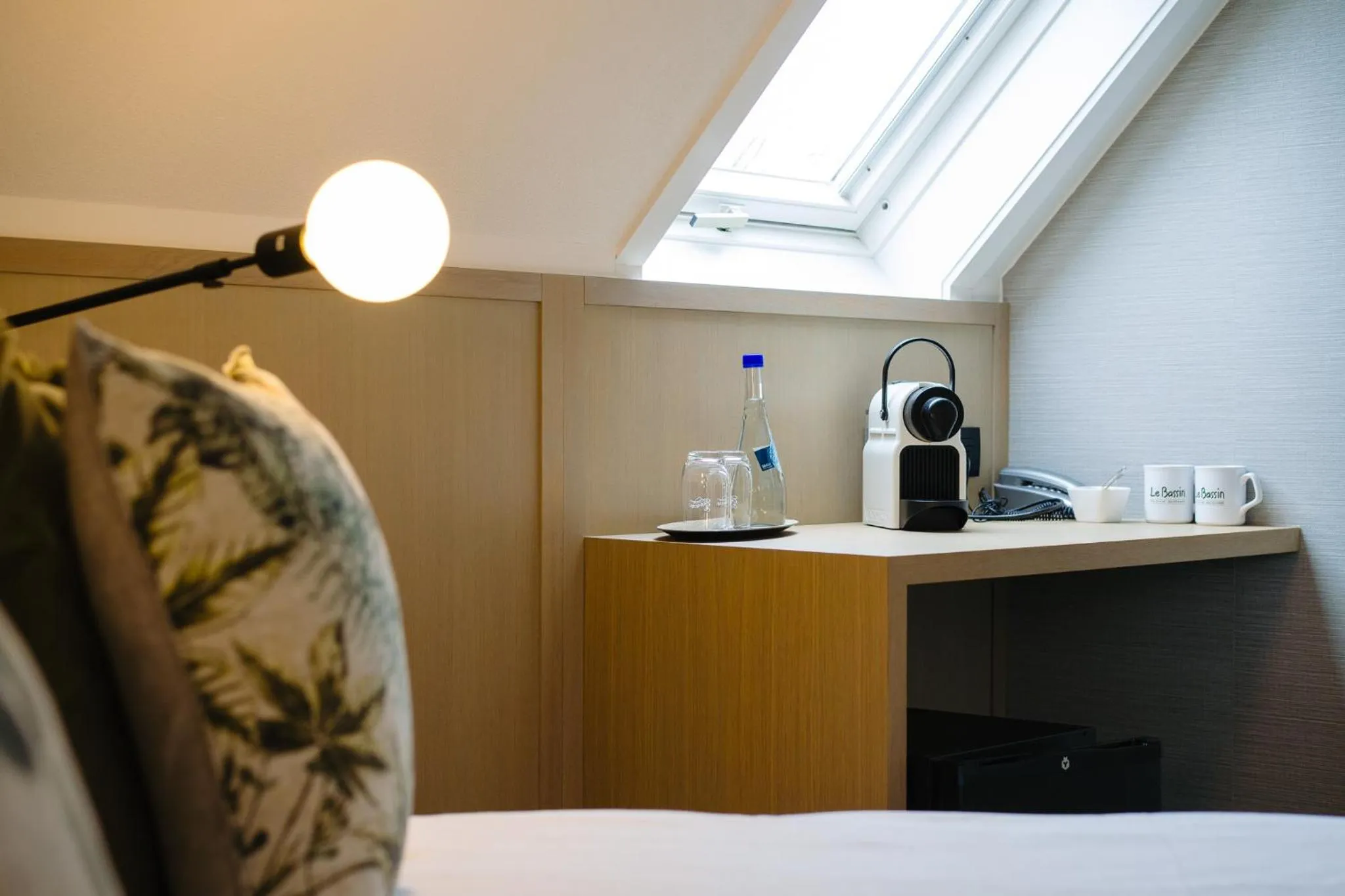 Coffee/tea facilities, Bed in Hotel du Bassin