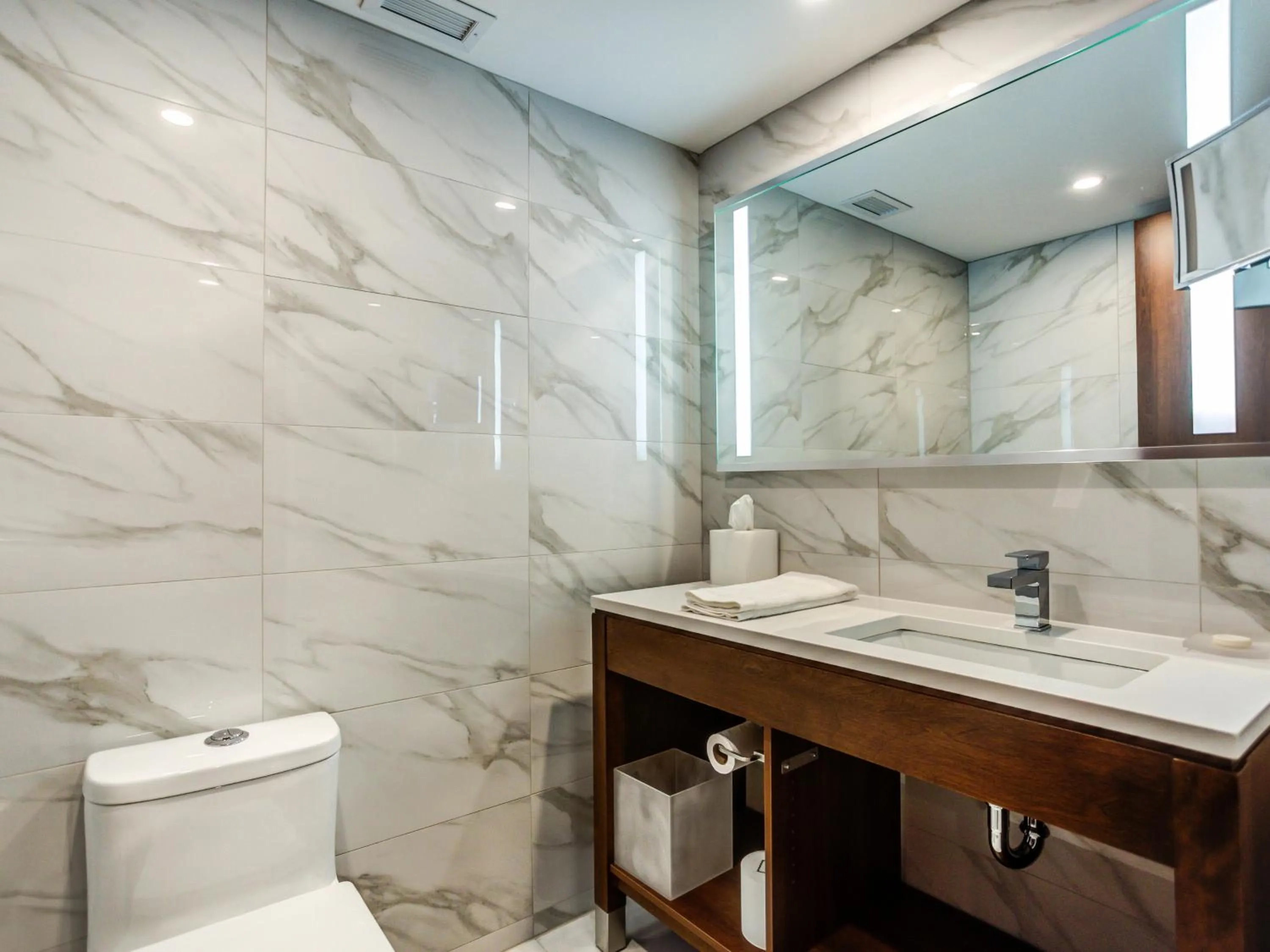 Bathroom in OTL Gouverneur Saguenay