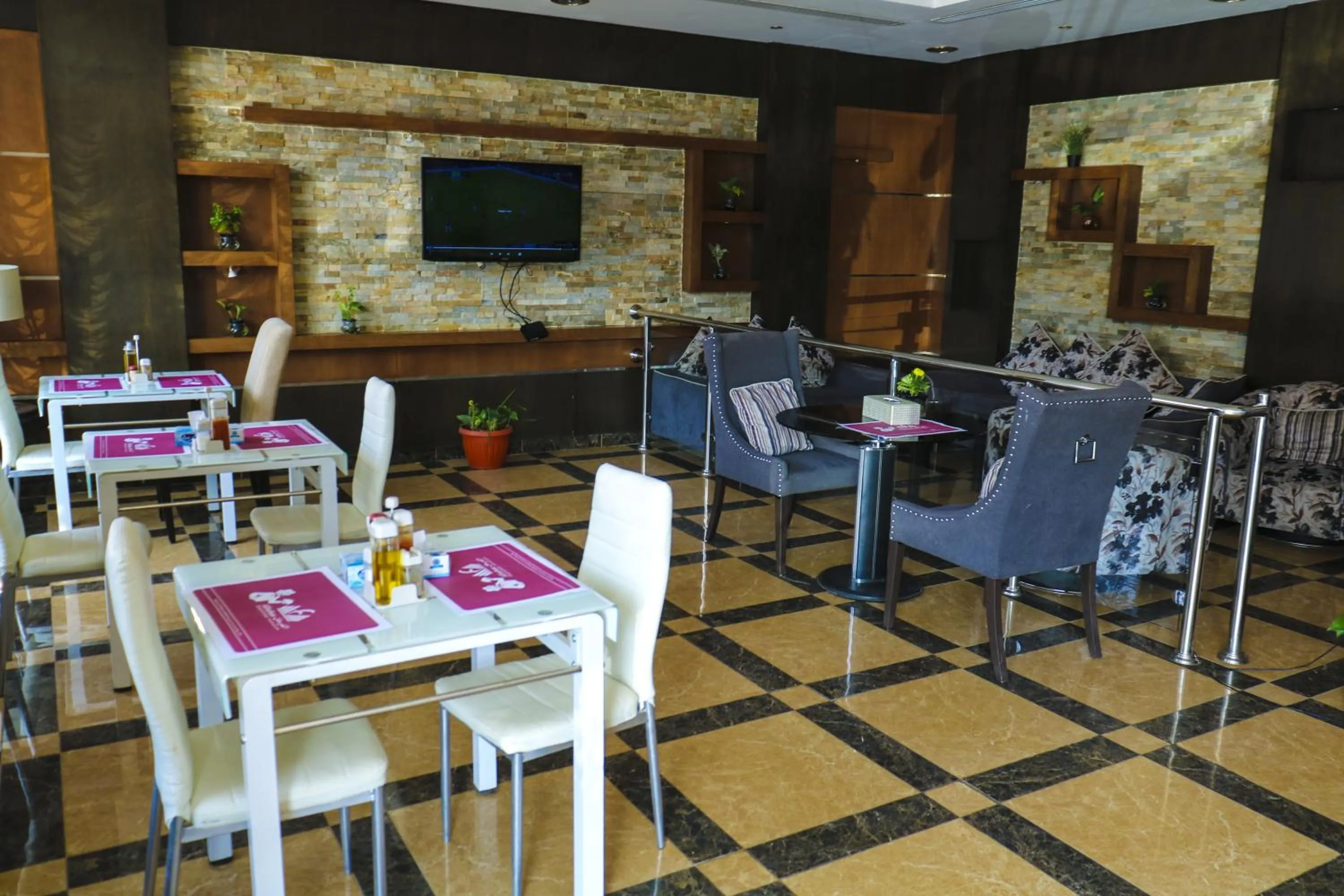 Restaurant/places to eat in Diyafat Al Saada Serviced Apartments - Ishbillia