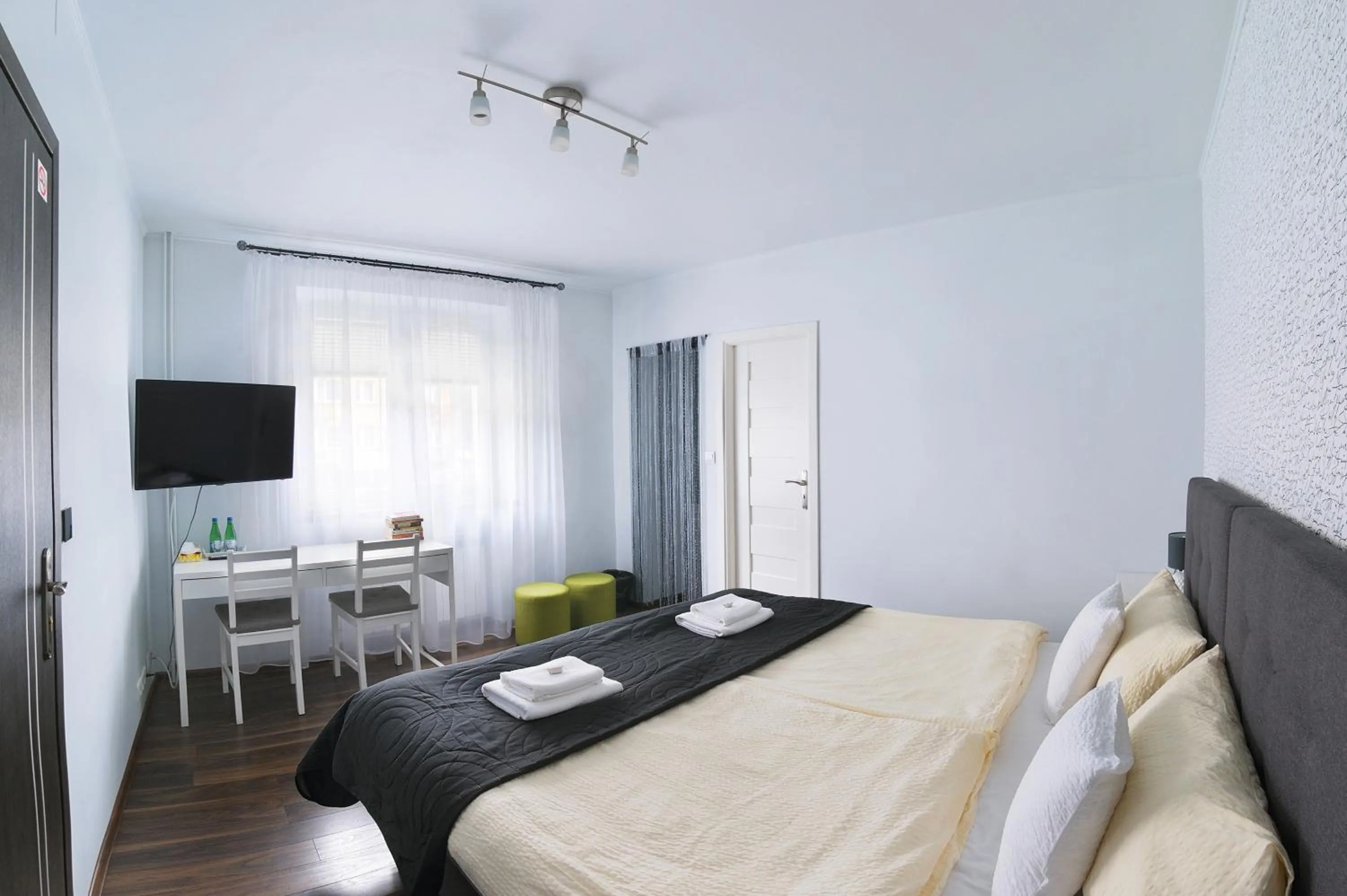 Photo of the whole room, Bed in 7th Room Guest House