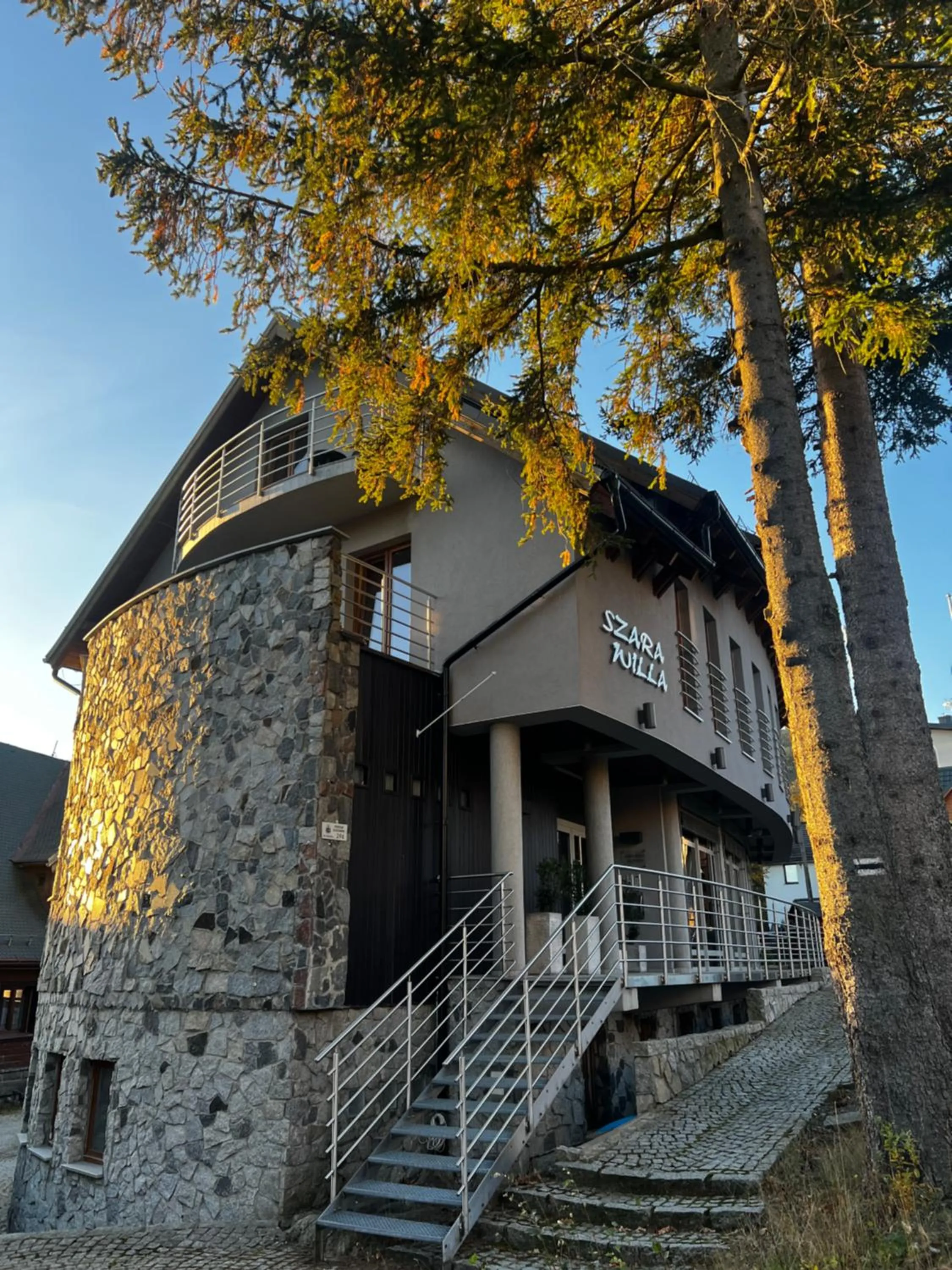 Szara Willa tuż przy wyciągu na Szrenicę