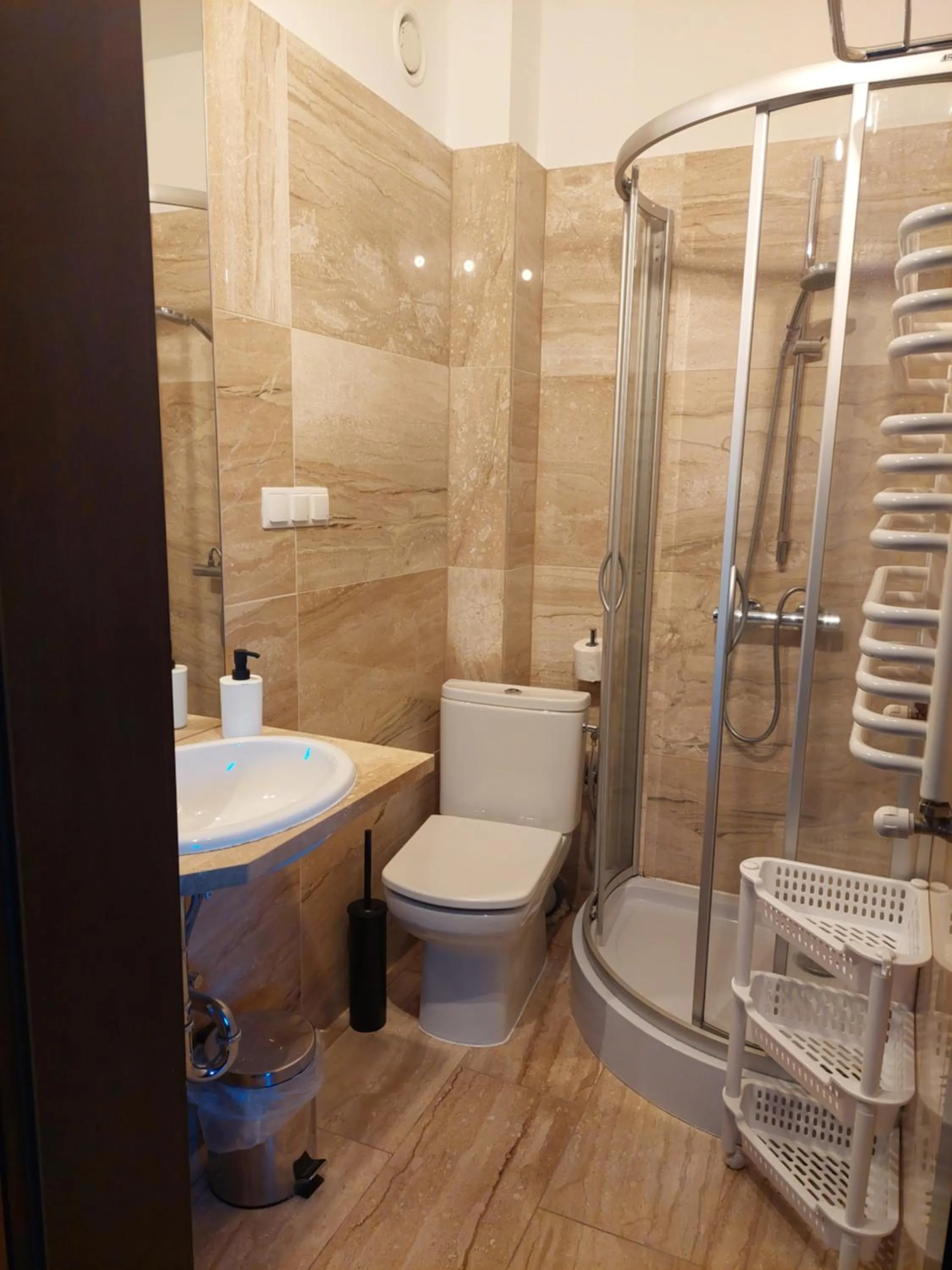 Shower in Szara Willa tuż przy wyciągu na Szrenicę