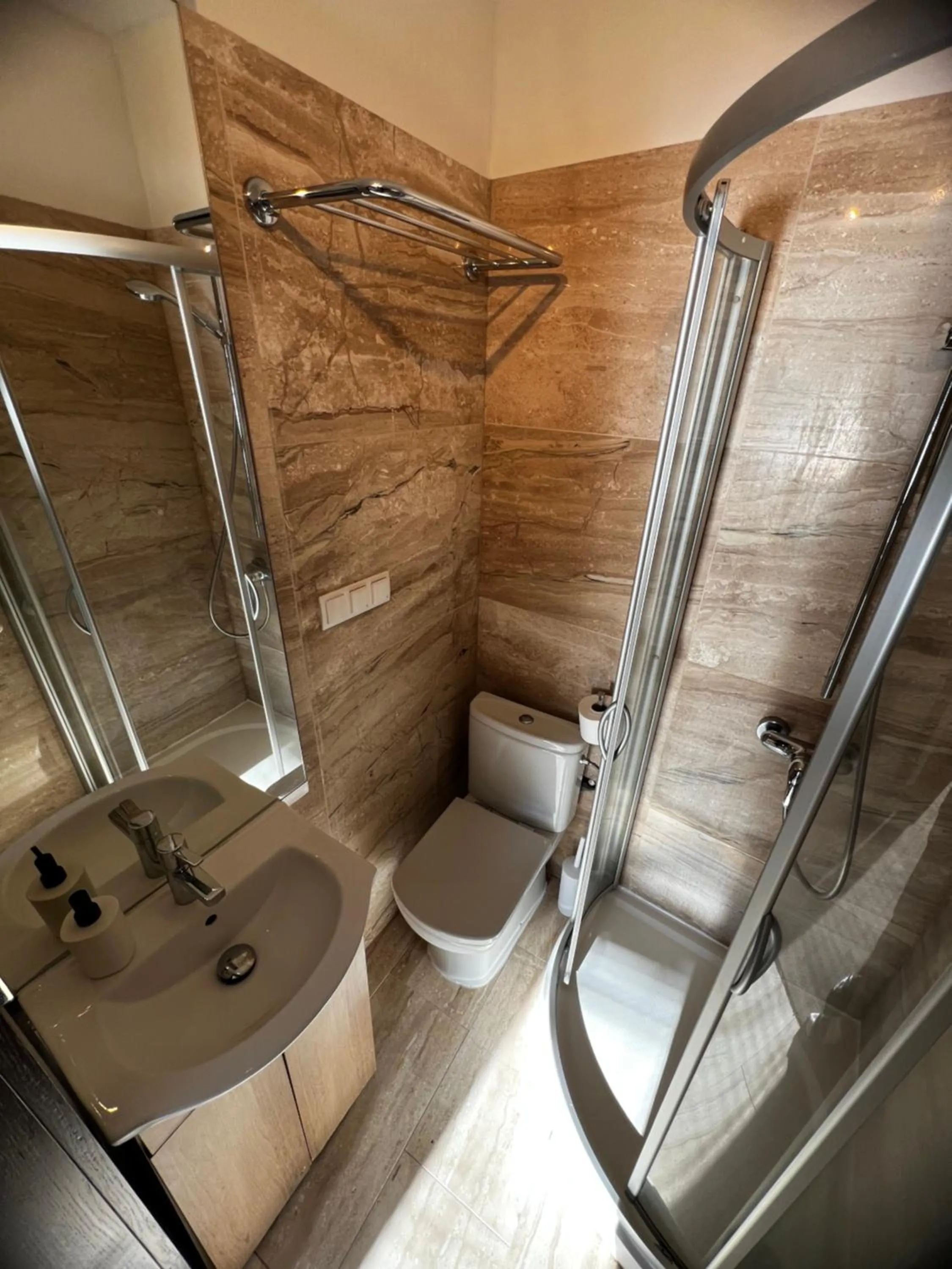 Shower in Szara Willa tuż przy wyciągu na Szrenicę