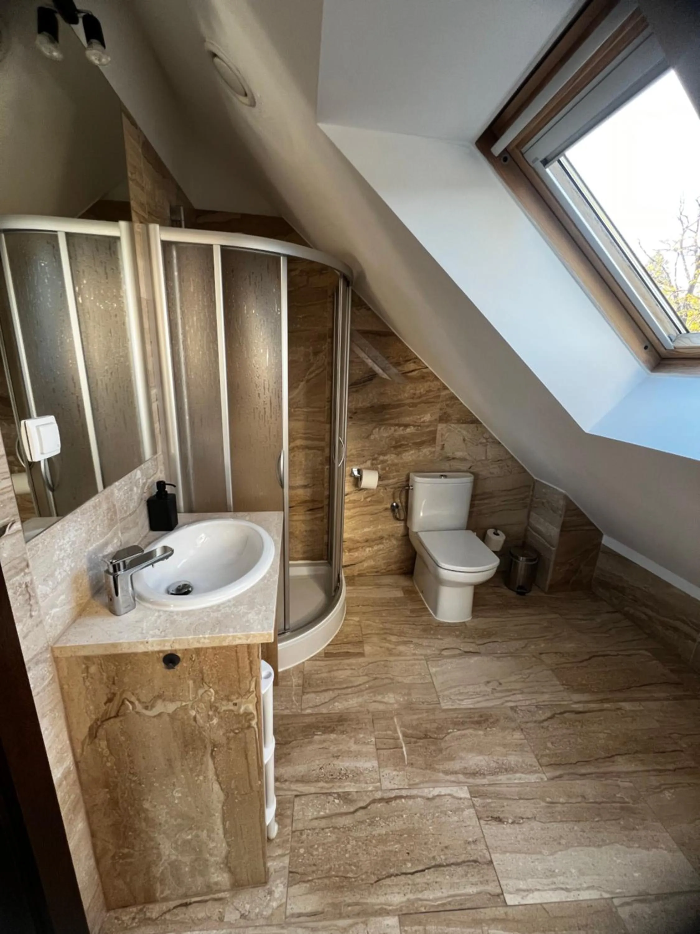 Shower in Szara Willa tuż przy wyciągu na Szrenicę