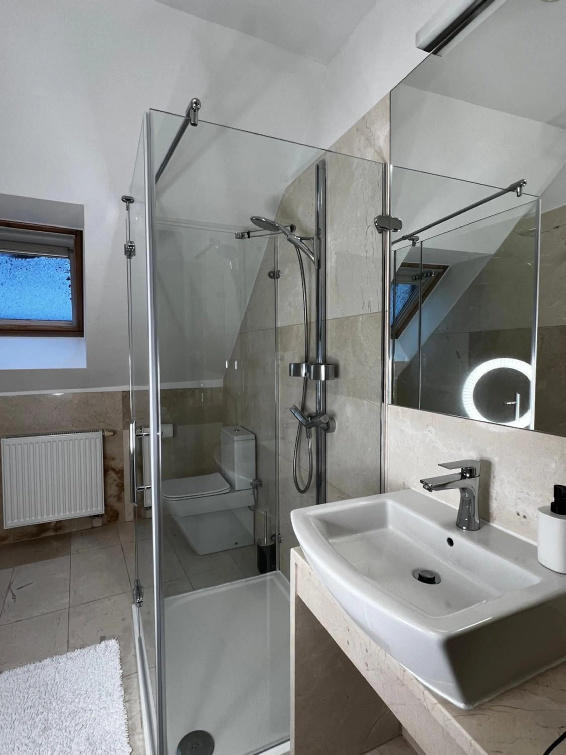 Shower in Szara Willa tuż przy wyciągu na Szrenicę