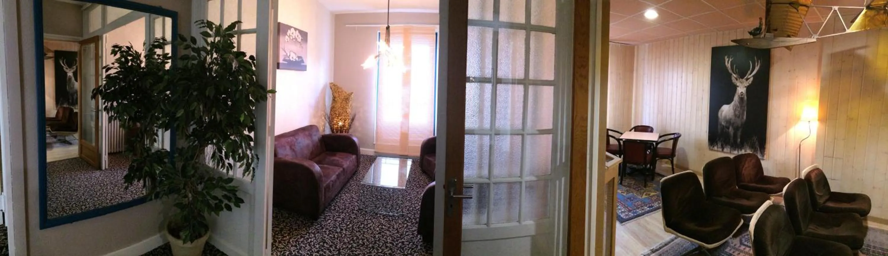 Communal lounge/ TV room in Hôtel de l'Aviation