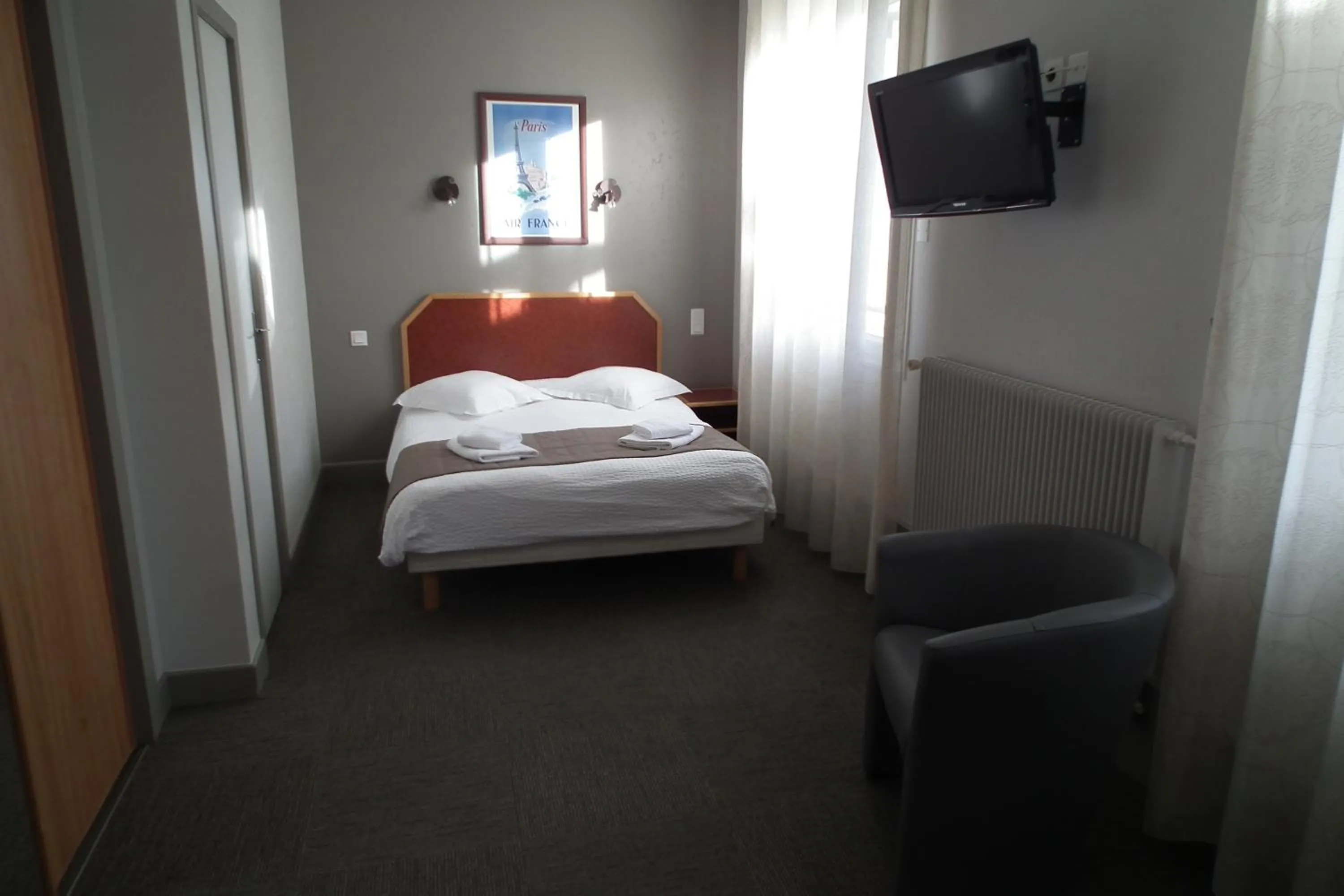 Bedroom, Bed in Hôtel de l'Aviation