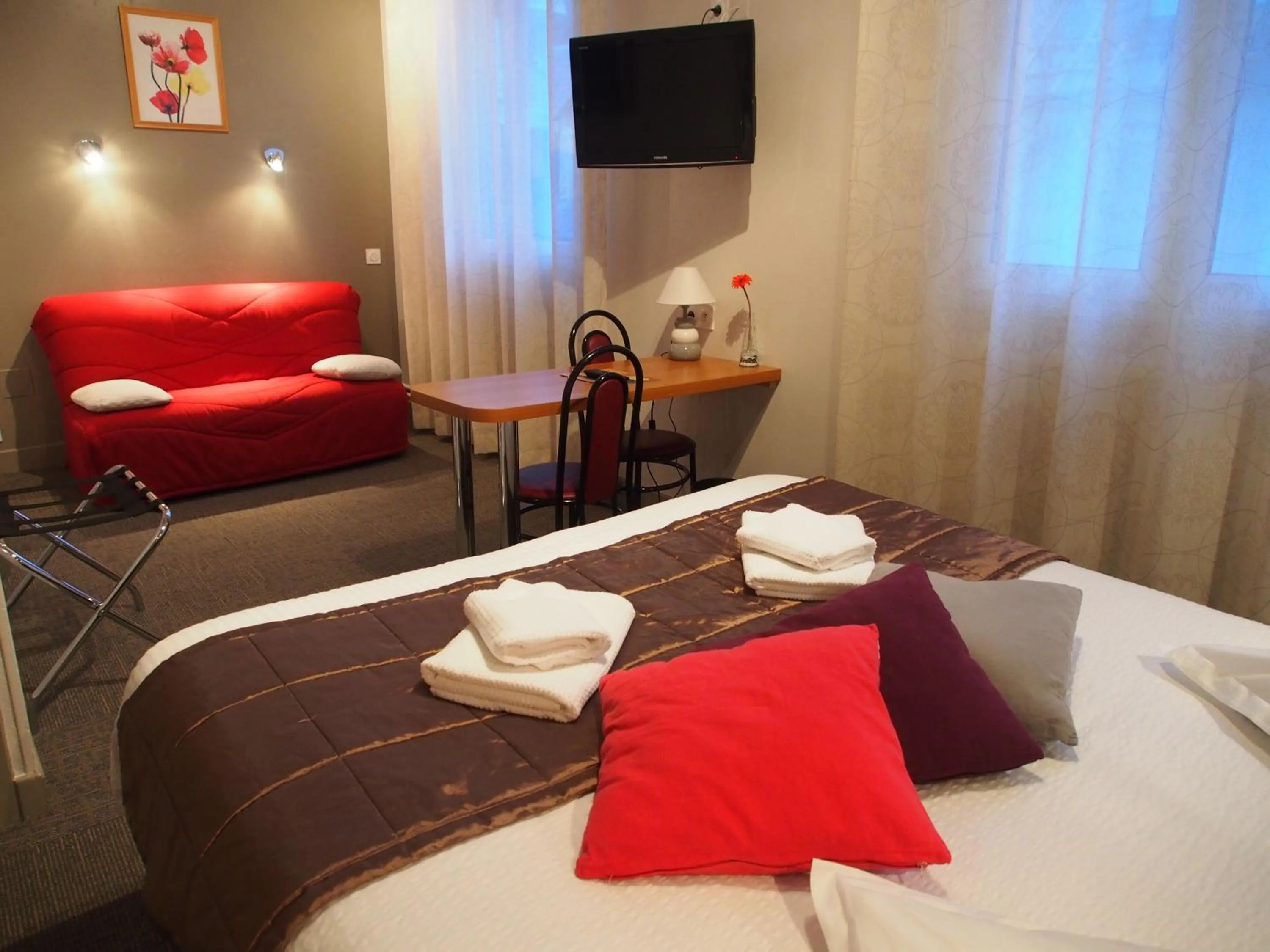 Shower, Bed in Hôtel de l'Aviation