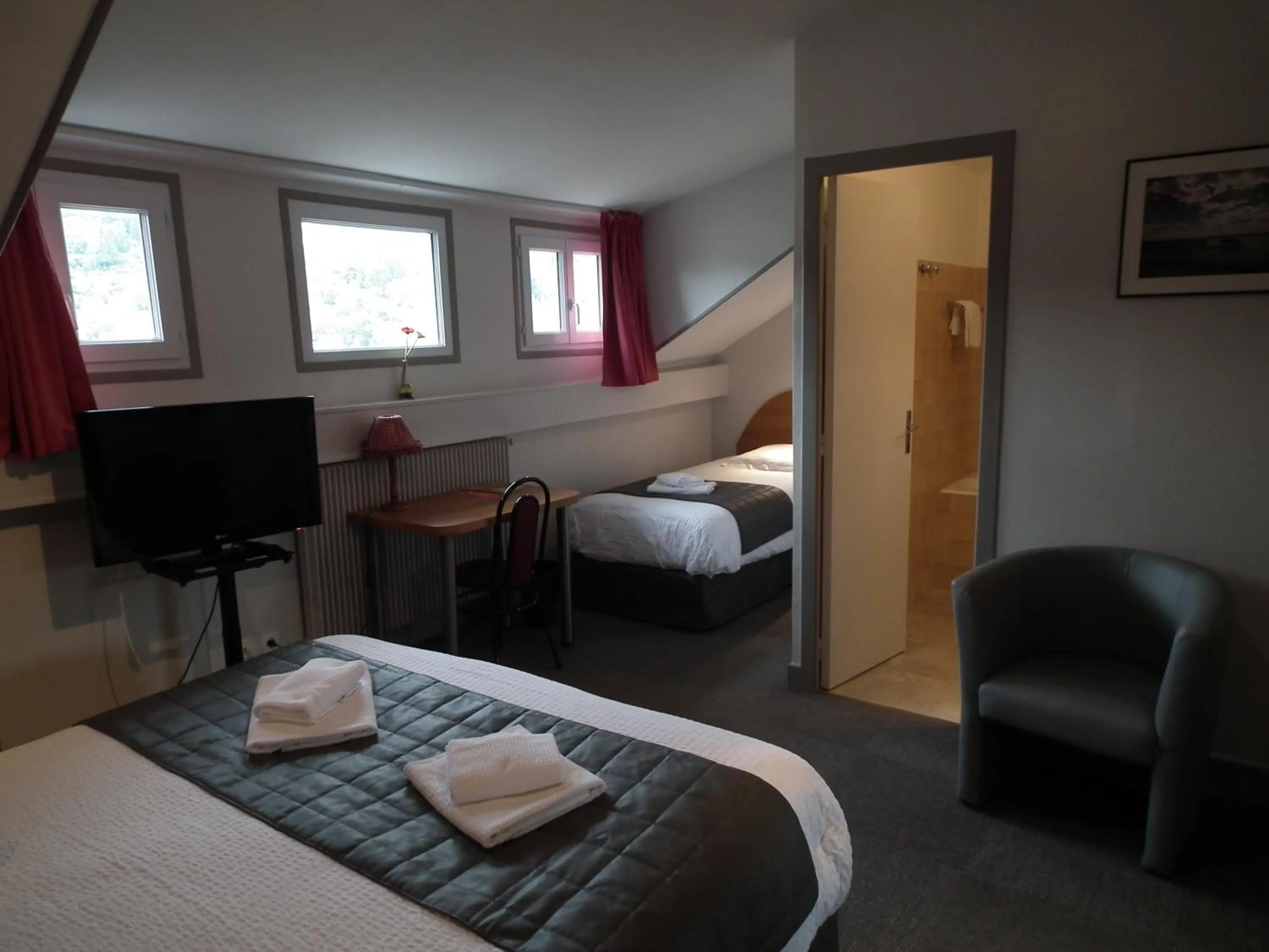 Toilet, Bed in Hôtel de l'Aviation