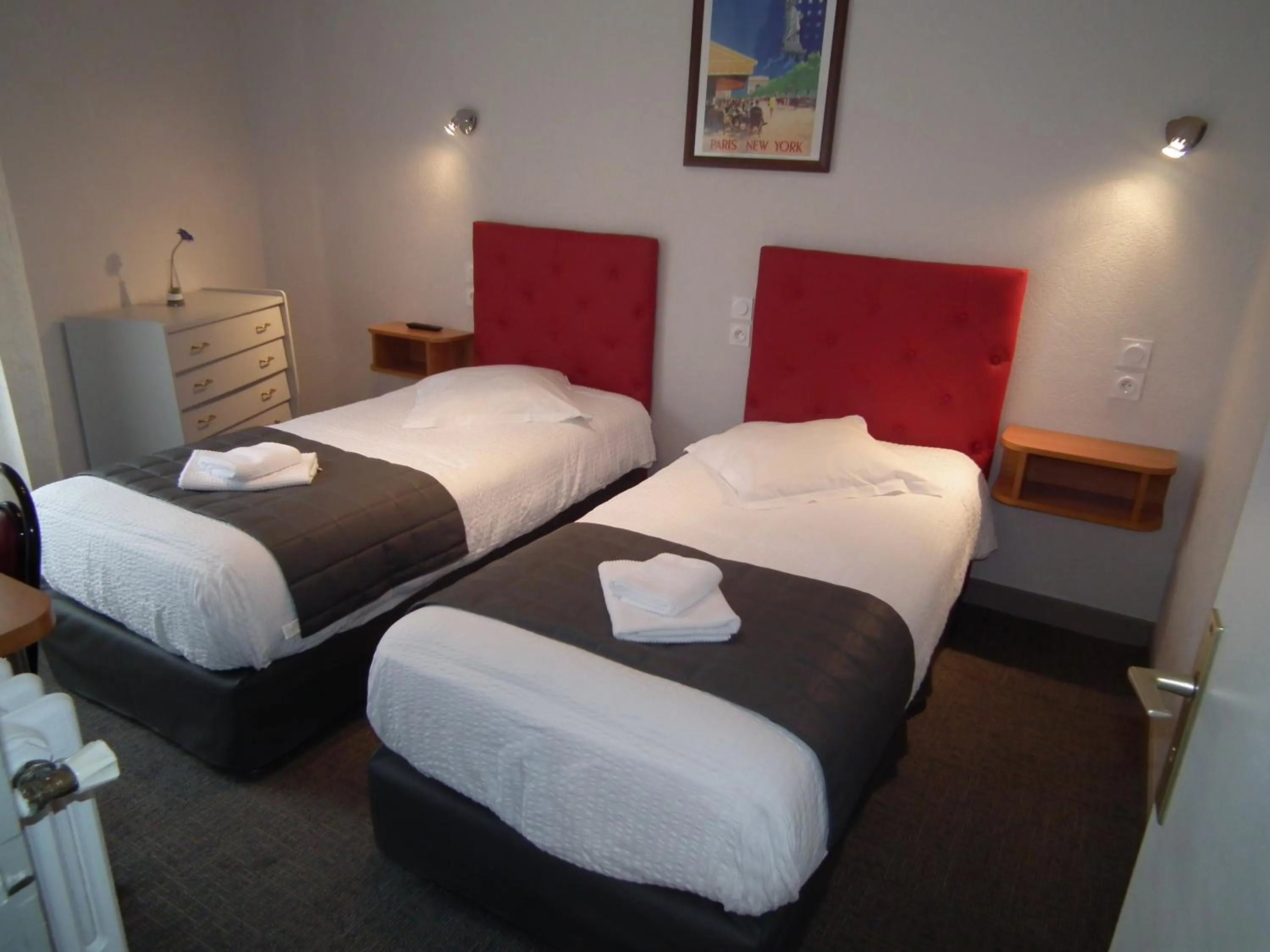 Toilet, Bed in Hôtel de l'Aviation