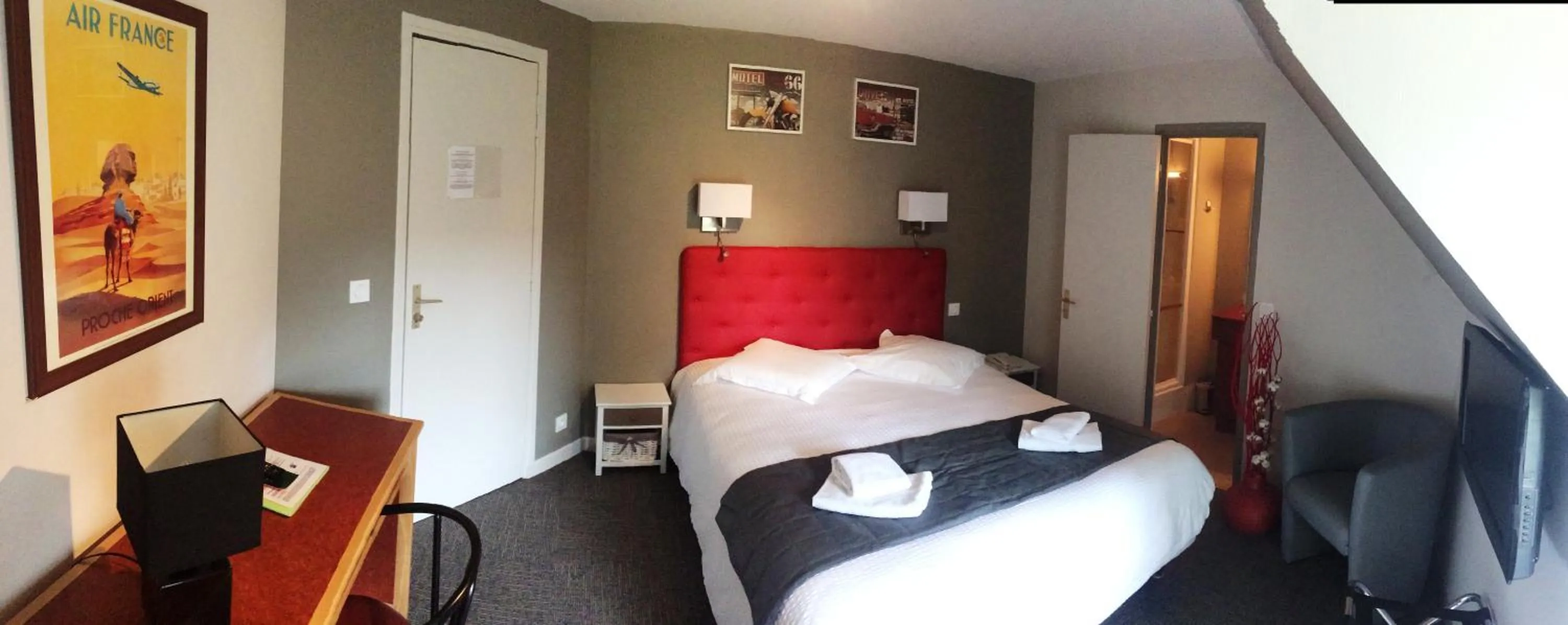 Photo of the whole room, Bed in Hôtel de l'Aviation