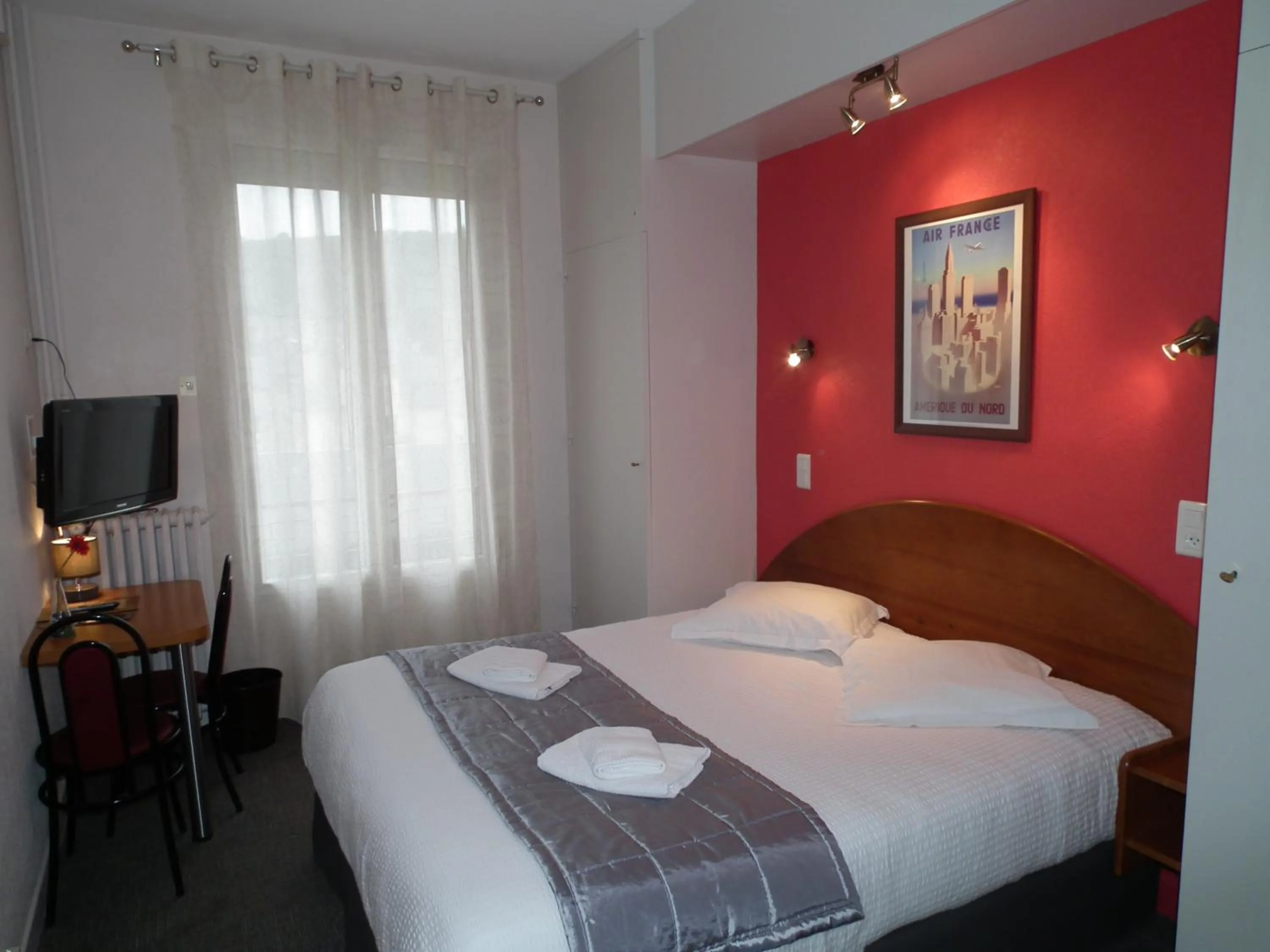 Toilet, Bed in Hôtel de l'Aviation