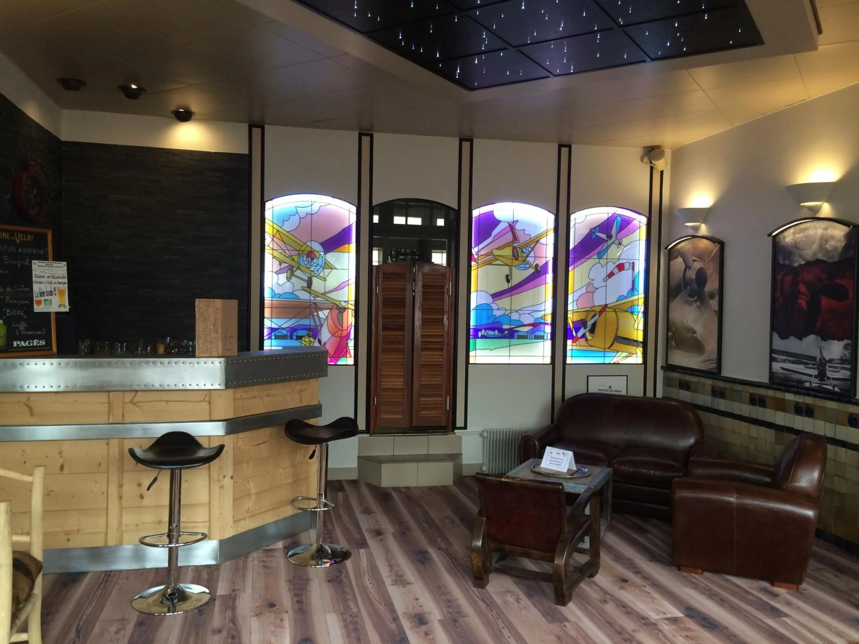 Lounge or bar in Hôtel de l'Aviation