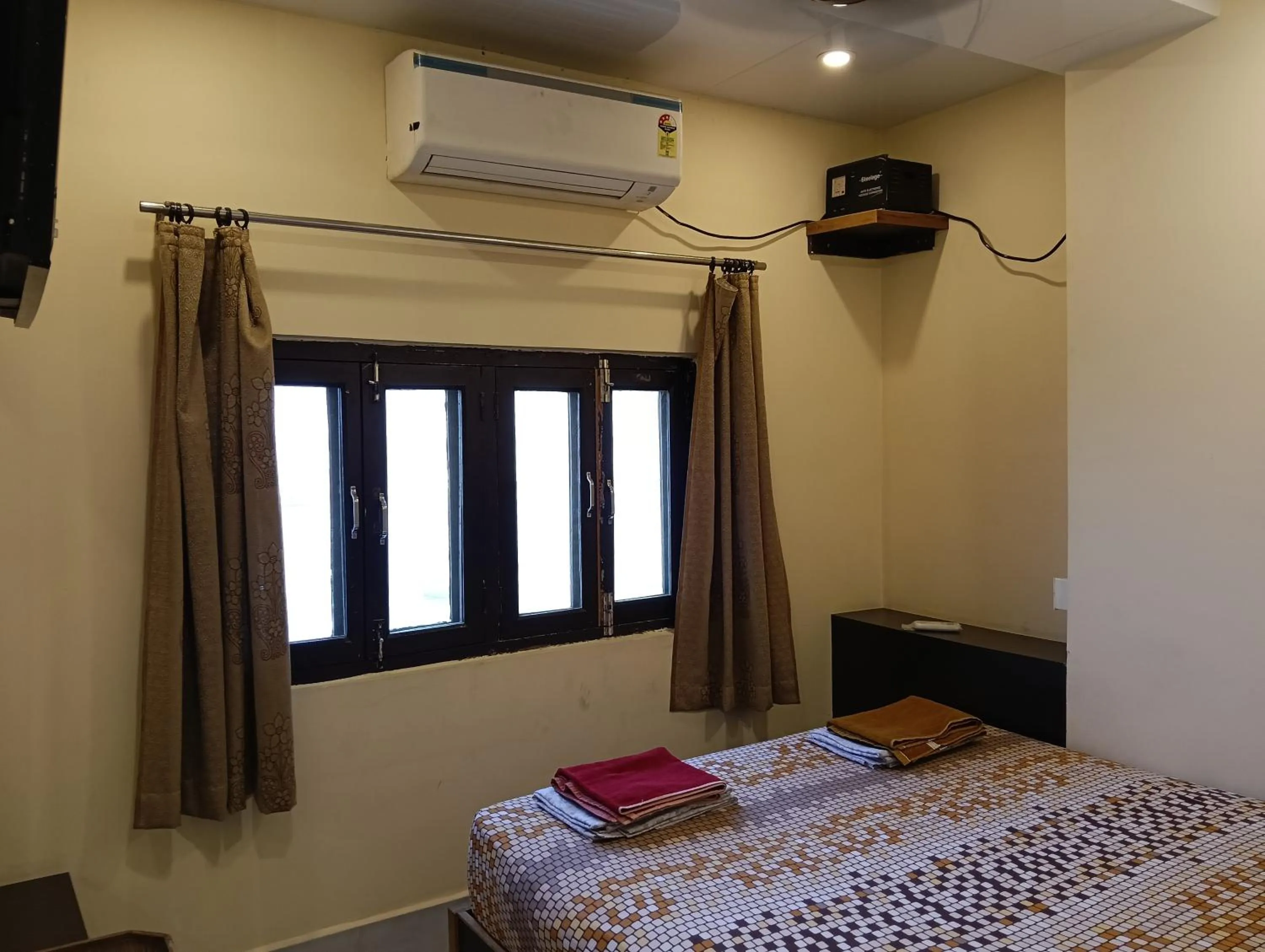 River view, Bed in Scindhia Guest House