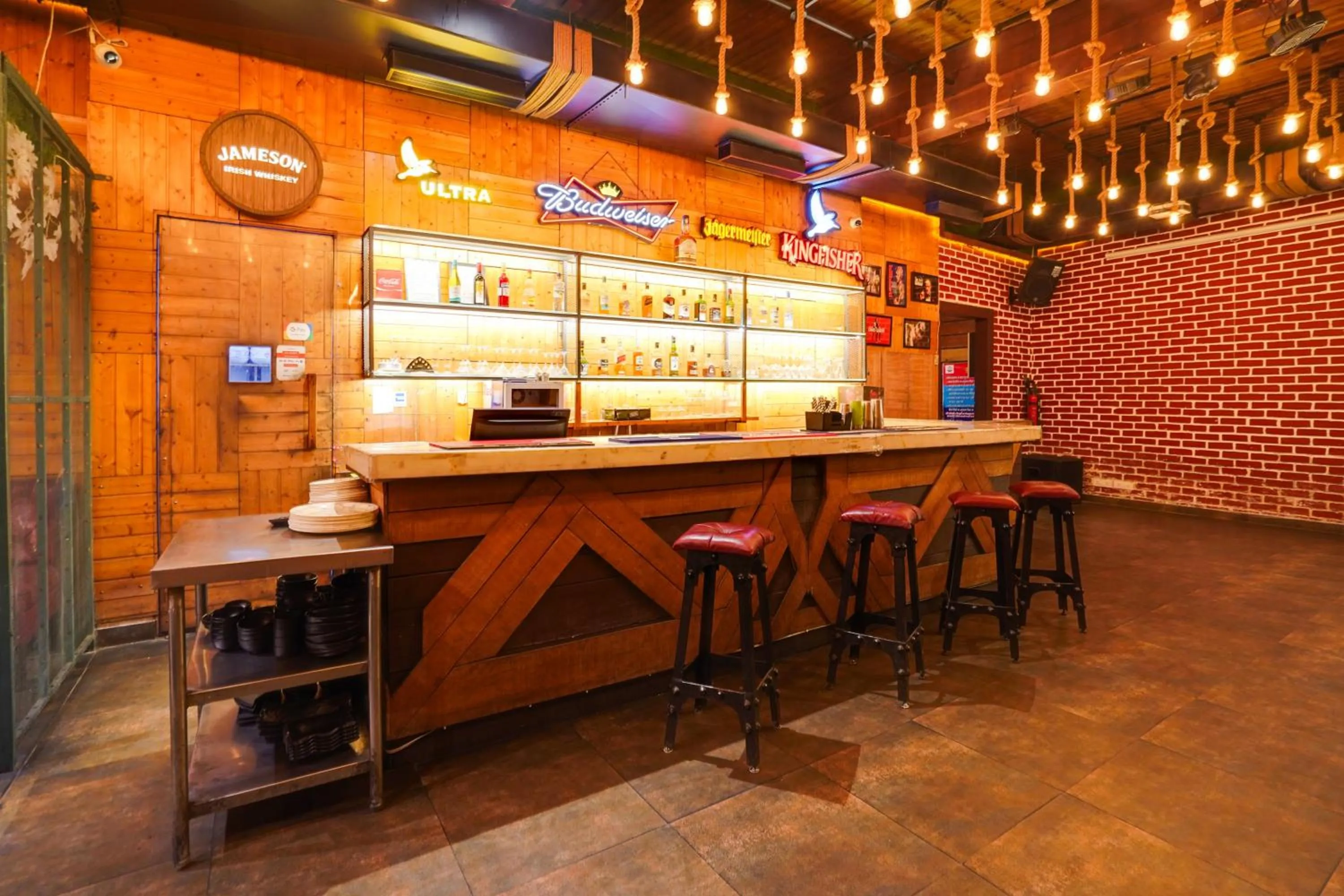 Restaurant/places to eat in Townhouse Oak Silver City Chowk Formerly HW Residency